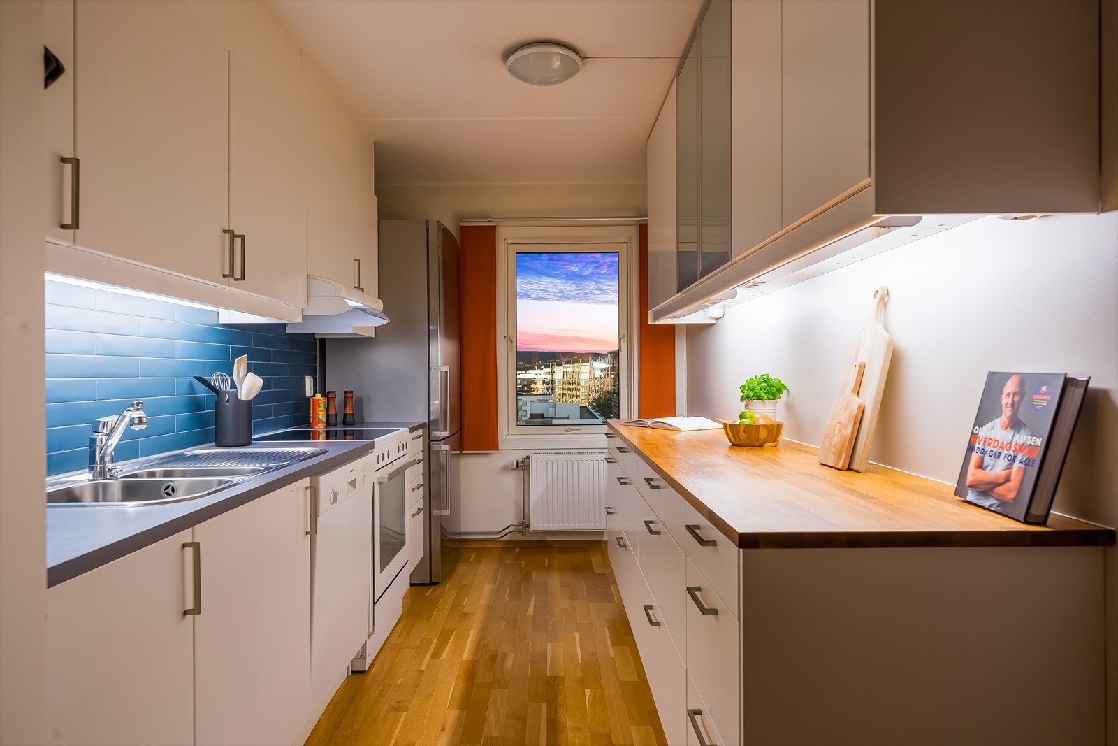 Innholdsrikt og adskilt kjøkken med god skap- og benkeplass Galleribilde