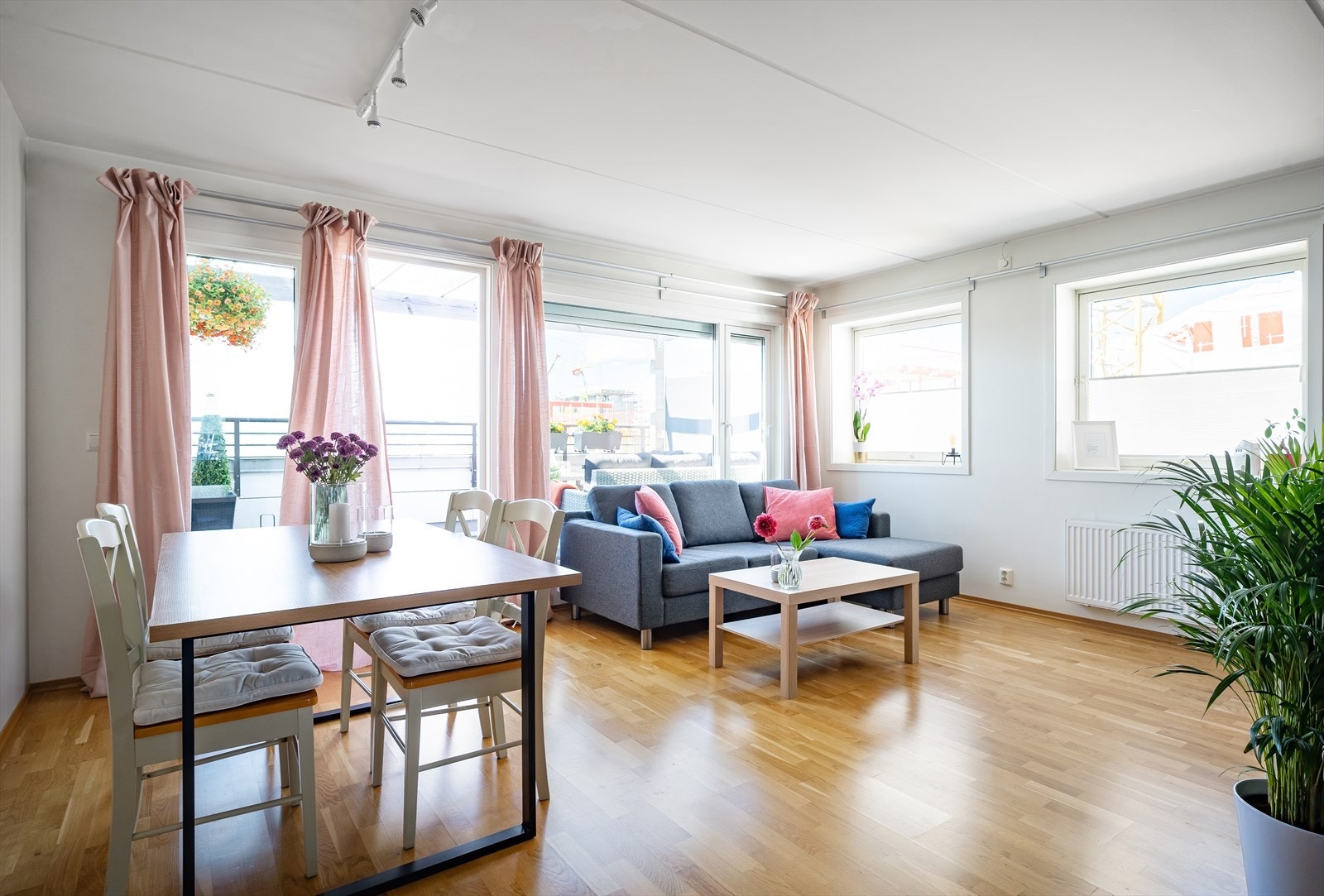 Store vindusflater med lysinnslipp fra flere sider Galleribilde