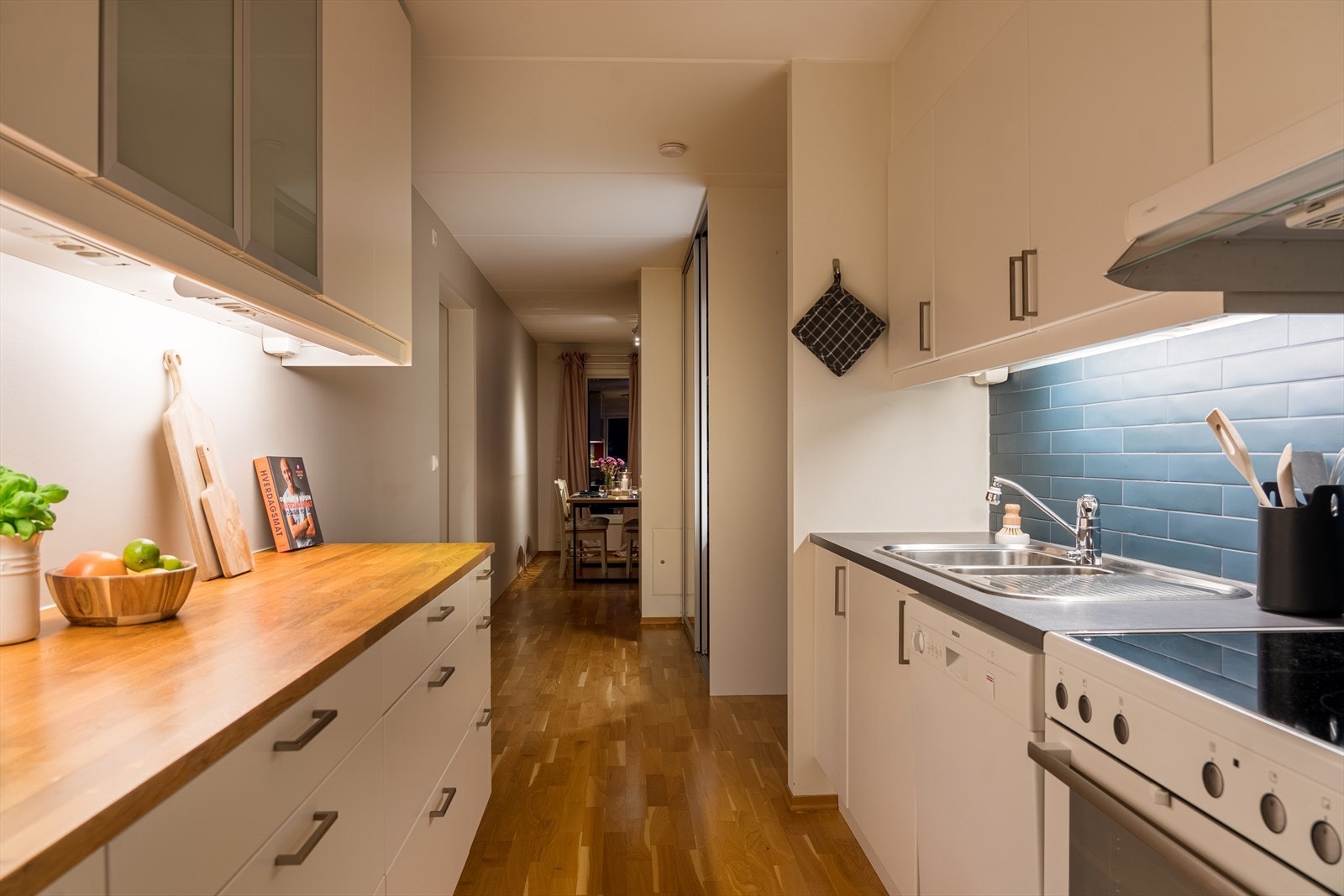 Kjøkkeninnredning er fra Sigdal med glatte fronter. Nisje til komfyr, kjøleskap og oppvaskmaskin Galleribilde