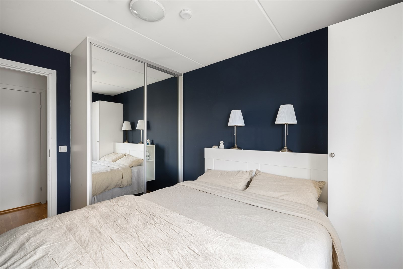 Skyvedørsgarderobe og garderobeskap medfølger Galleribilde