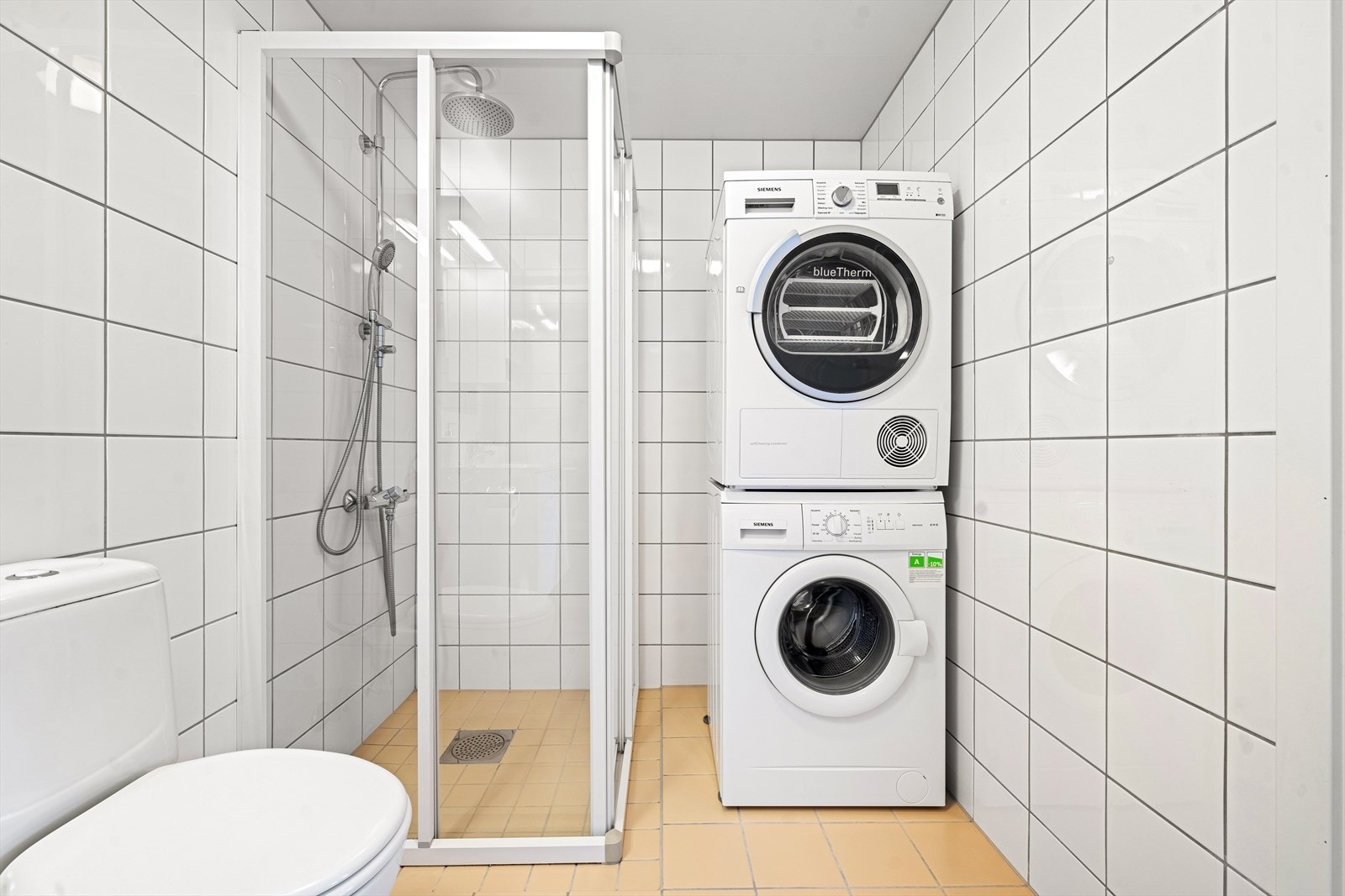 Vaskemaskin og tørketrommel medfølger samt alle hvitevarer på kjøkken Galleribilde