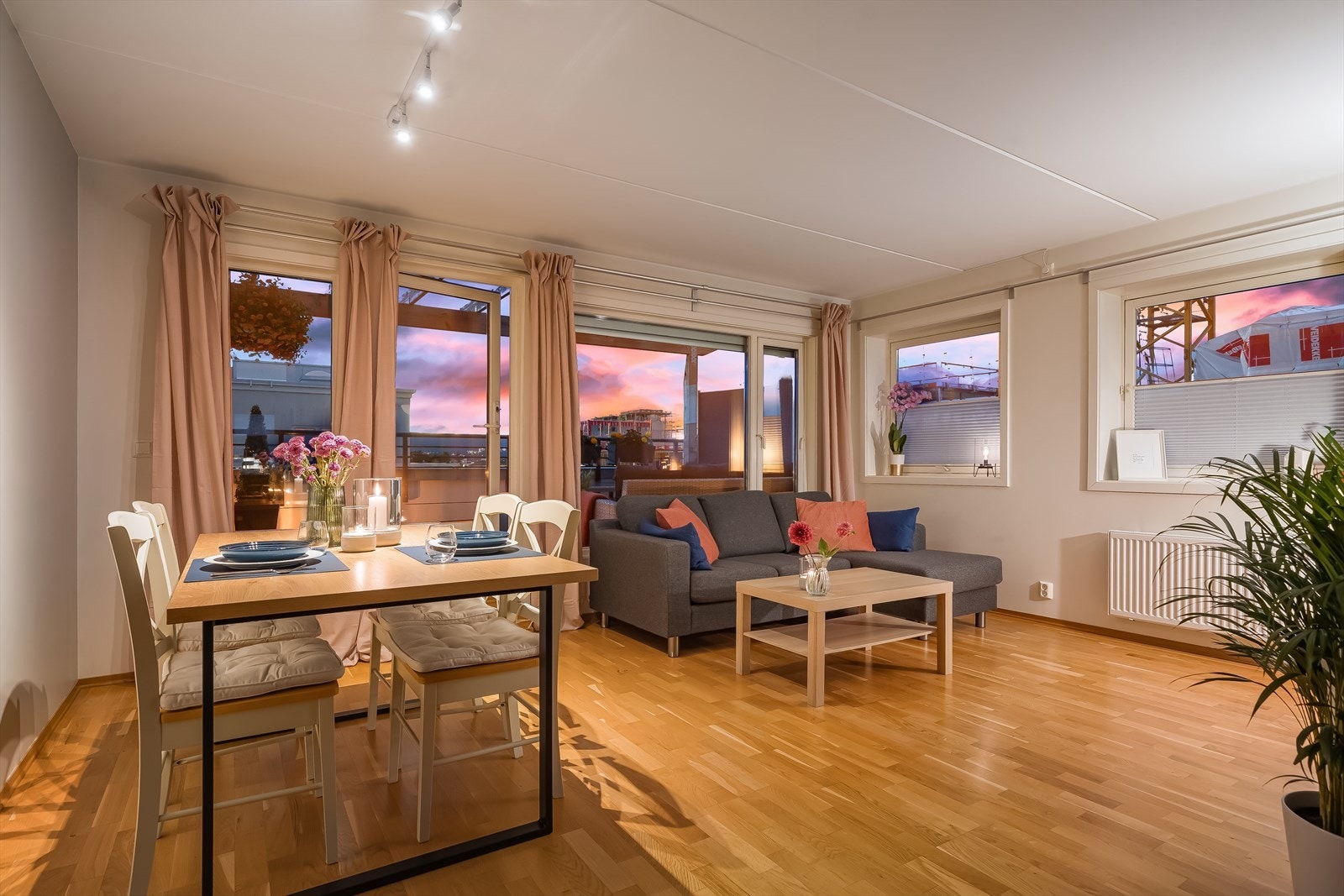 Romslig og fin stue med generøse vindusflater som genererer rikelig mye sollys Galleribilde