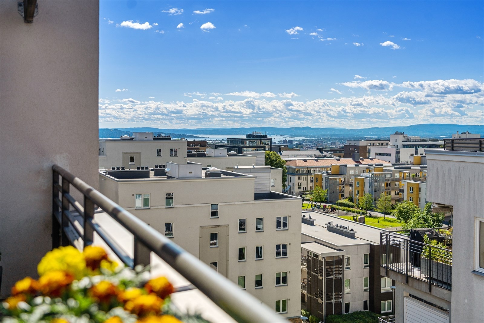 Herfra er det bl.a. nydelig utsikt mot Oslofjorden, Nesoddlandet samt mot Bærum og Asker Galleribilde