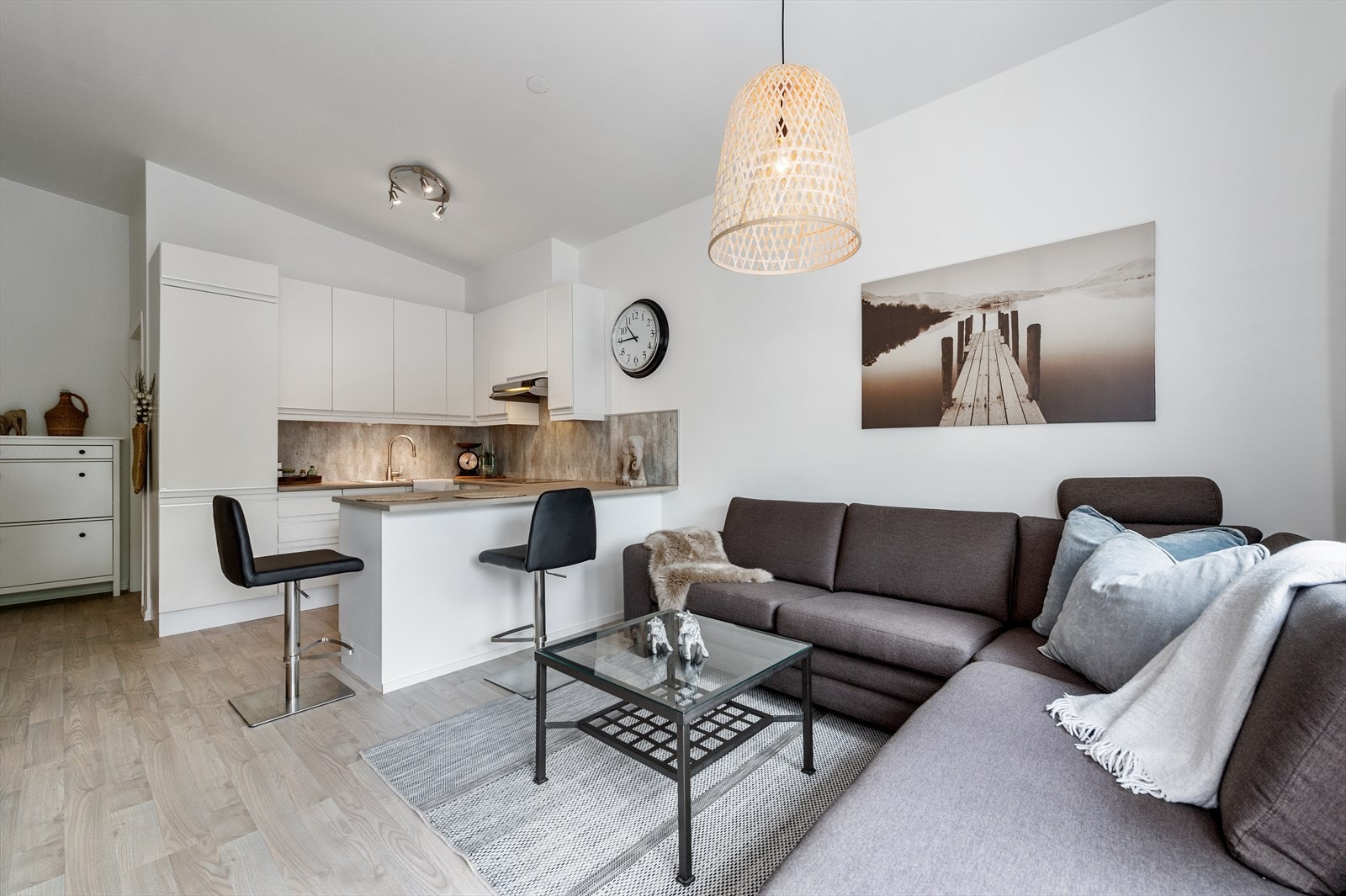 Leiligheten byr på en praktisk og effektiv planløsning, pene fargevalg, tidsmessig materialvalg og stilrene innredninger. Galleribilde