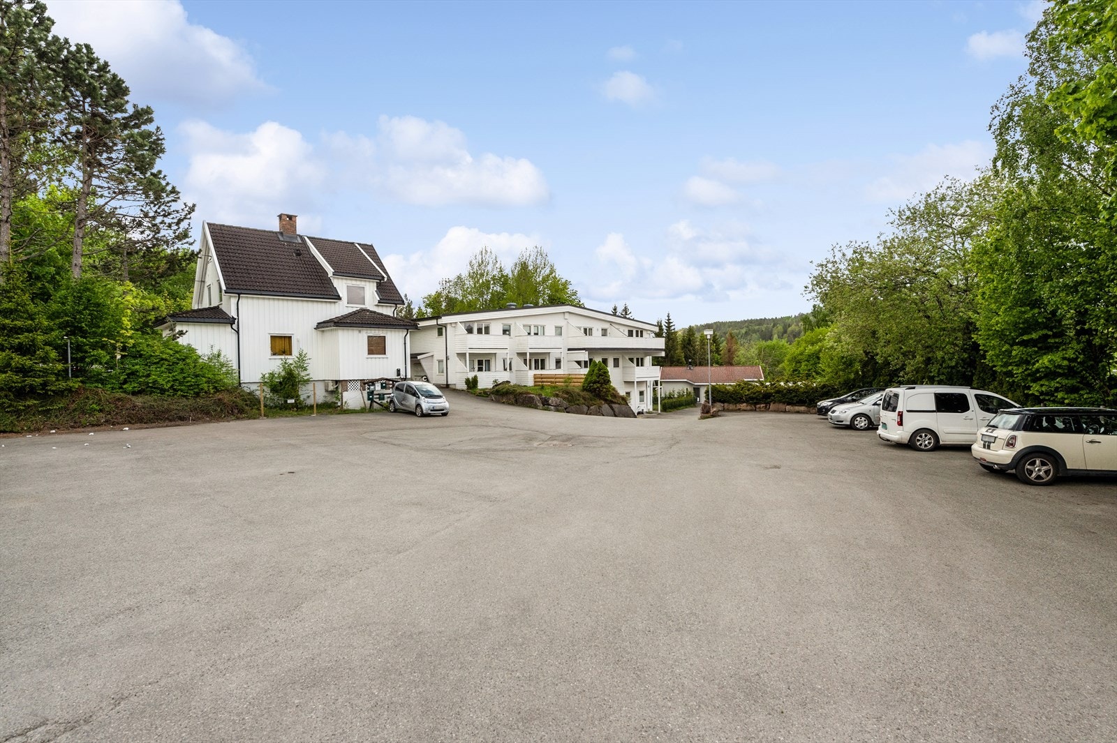 Leiligheten disponerer en parkeringsplass på felles parkeringsområde. Det er i tillegg gjesteparkeringsplasser. Galleribilde
