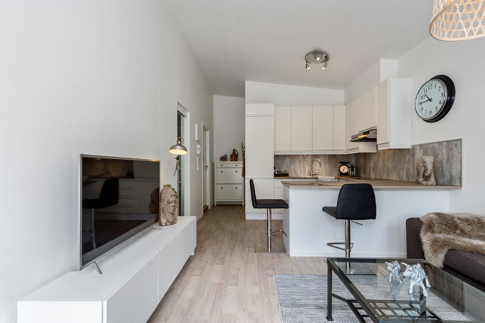 Slitesterkt laminatgulv, og glattmalte vegg-flater med listfri overgang til himling. Galleribilde