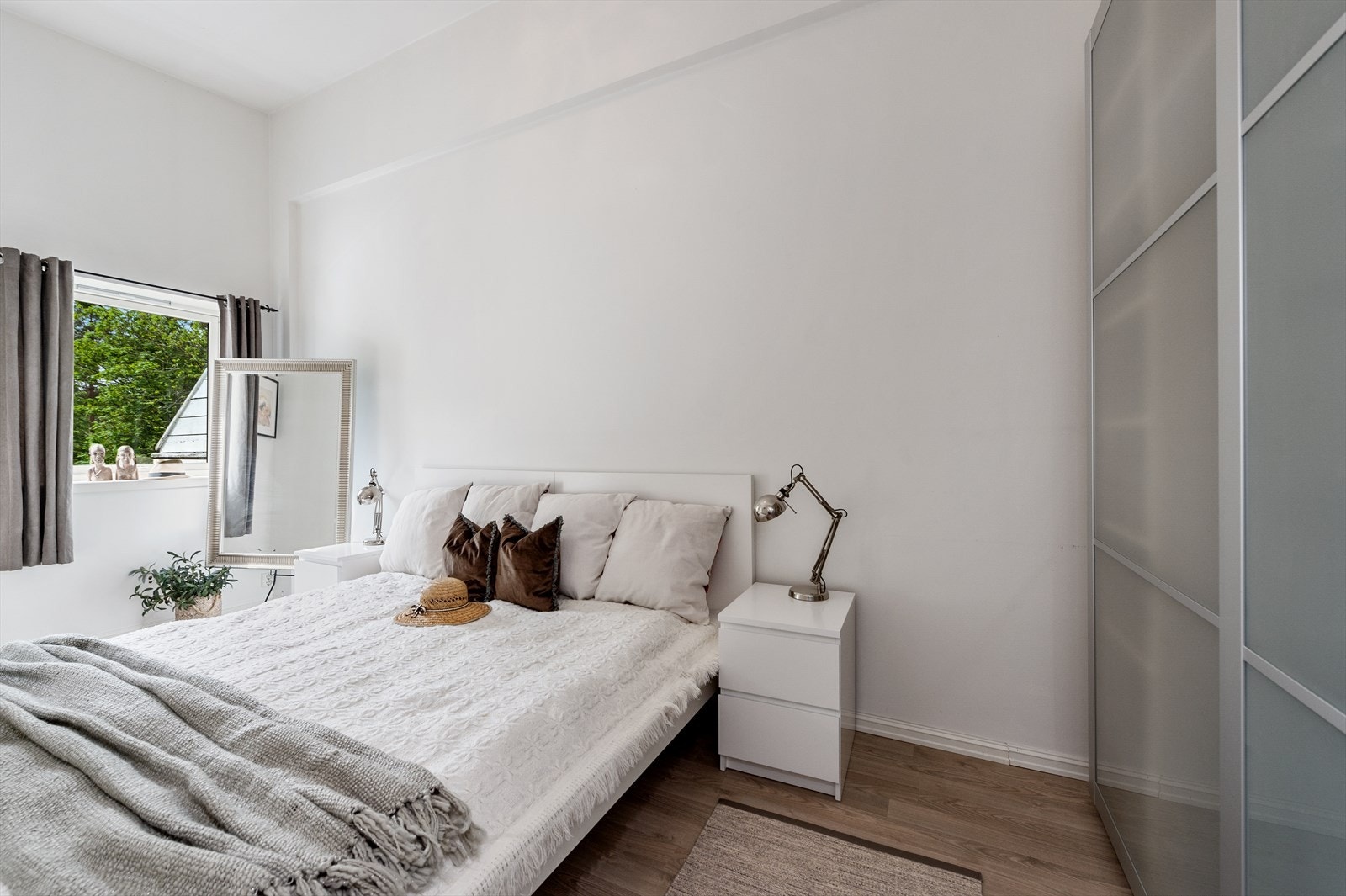 Soverom med garderobe - adkomst fra stue/kjøkken. Galleribilde