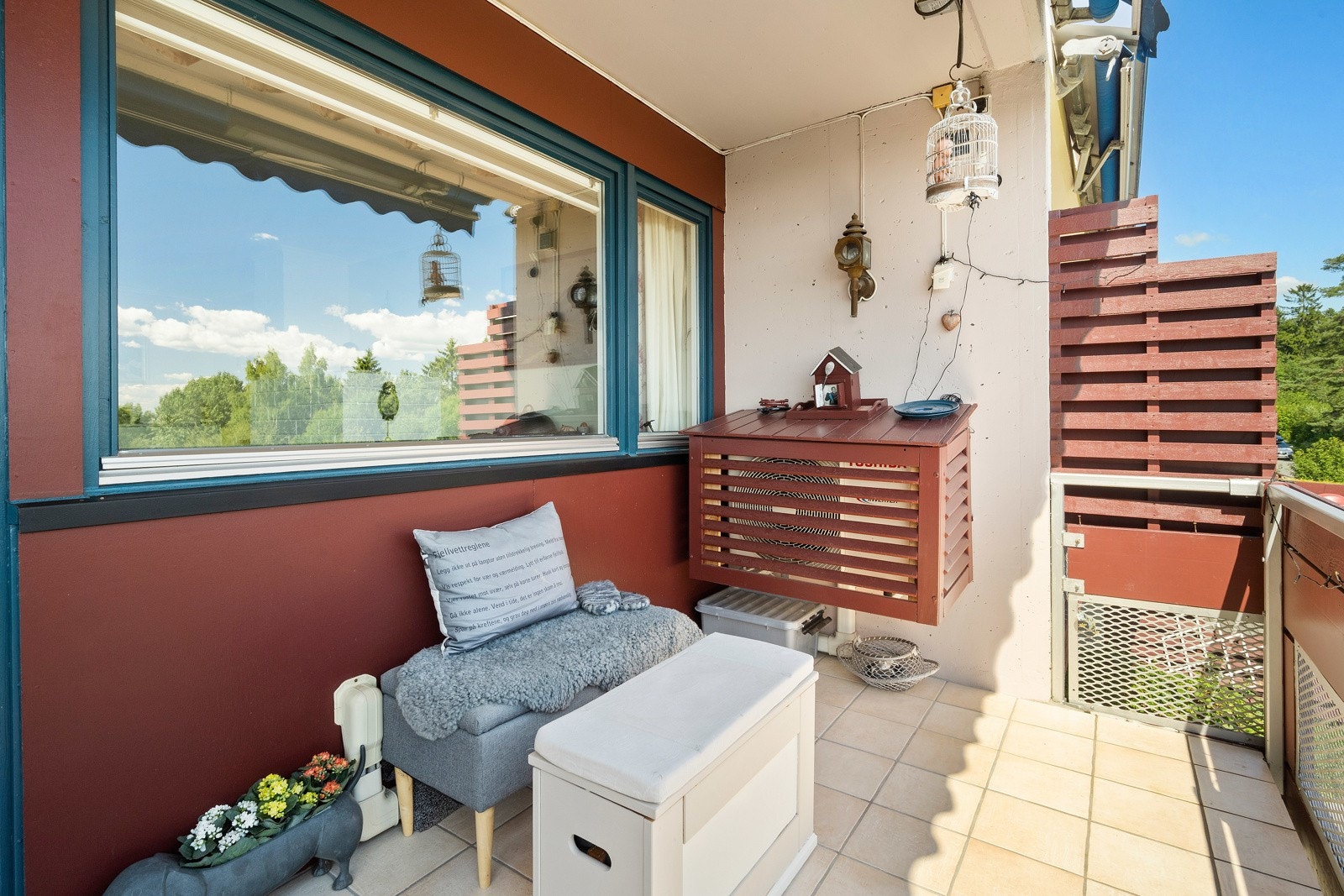 Det er plass til sittegruppe og bord på balkongen. Galleribilde