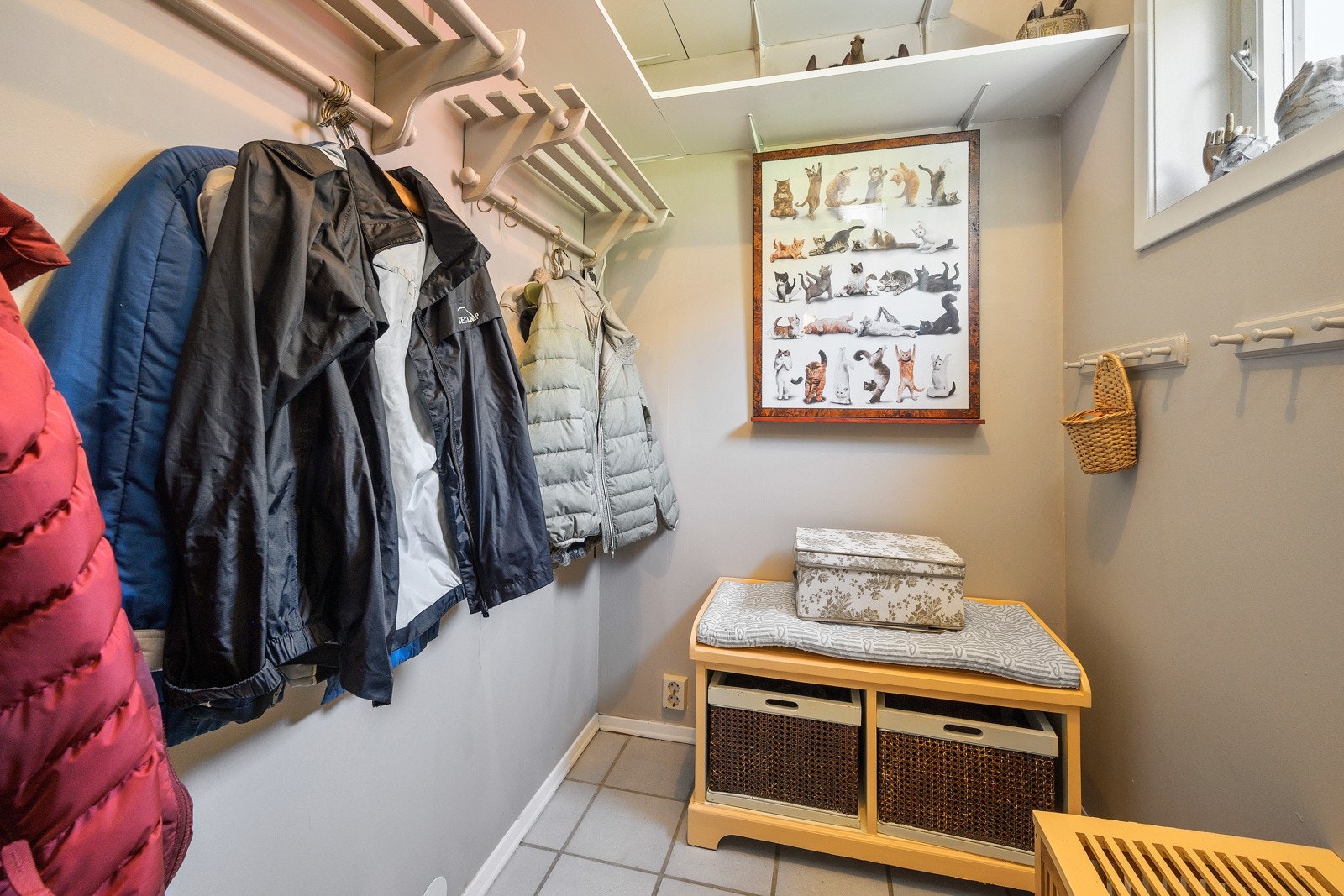 Boligen har en praktisk enté med god plass til oppheng av yttertøy. Galleribilde