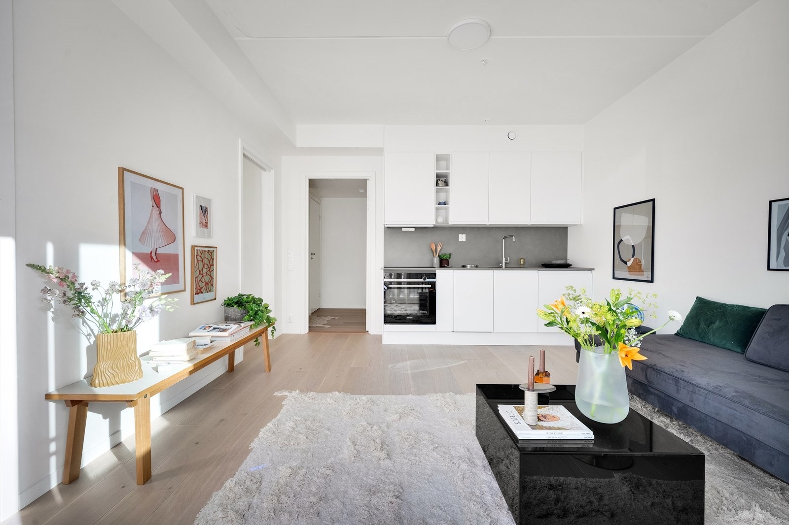 Stue og kjøkken utgjør et sosialt allrom med åpen løsning Galleribilde