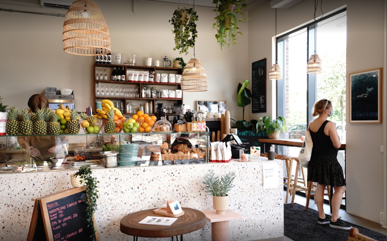 Pitstop Kafe er en superhyggelig nabolagskafe i umiddelbar nærhet til leiligheten Galleribilde