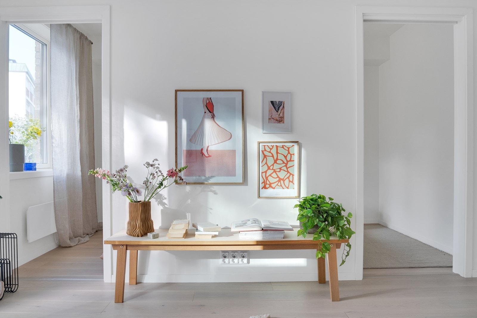 Lys en-stavs eikeparkett på gulv og nøytrale vegg- og himlingsflater Galleribilde