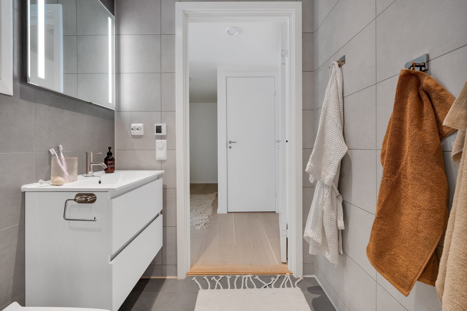 Badet er tidsmessig innredet med pen innredning Galleribilde