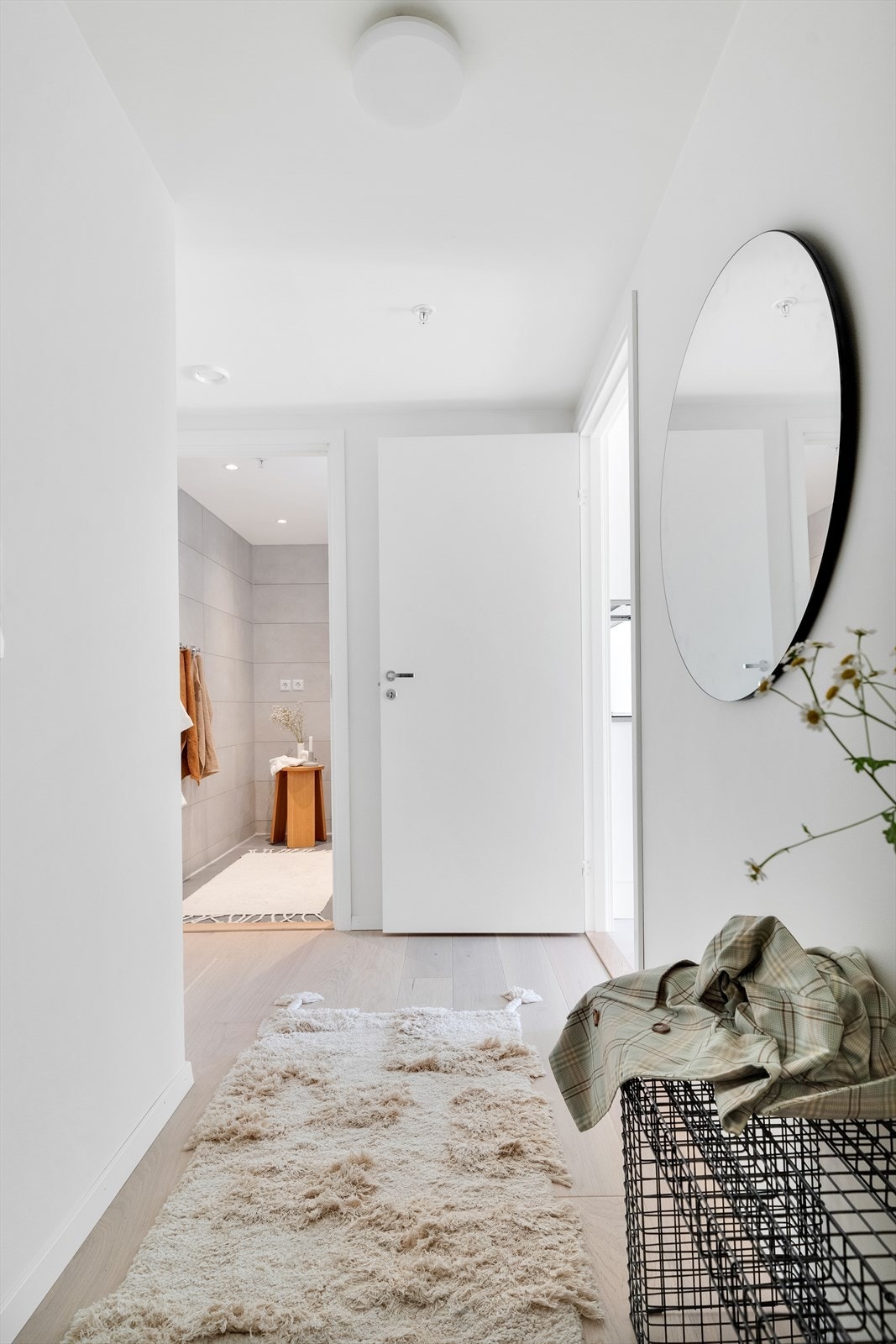 Her er det for eksempel plass til kommode for oppbevaring av yttertøy og sko langs vegg Galleribilde