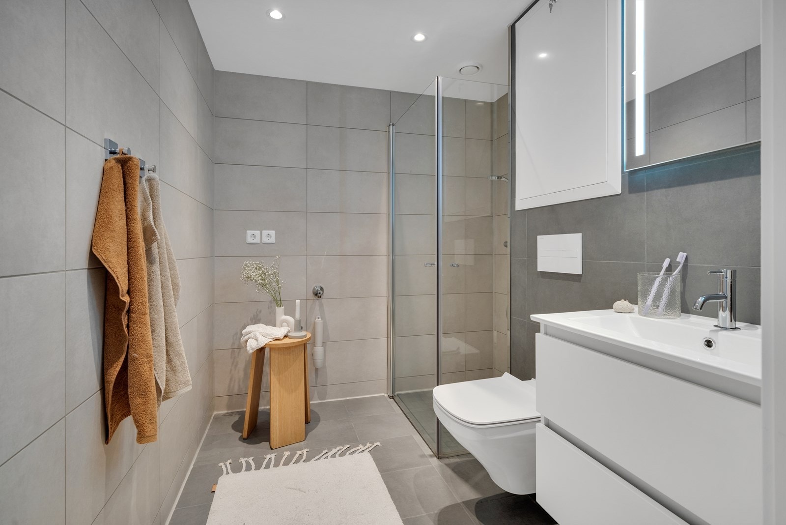 Nytt og lekkert bad med varme under gulvfliser og downlights i himling Galleribilde