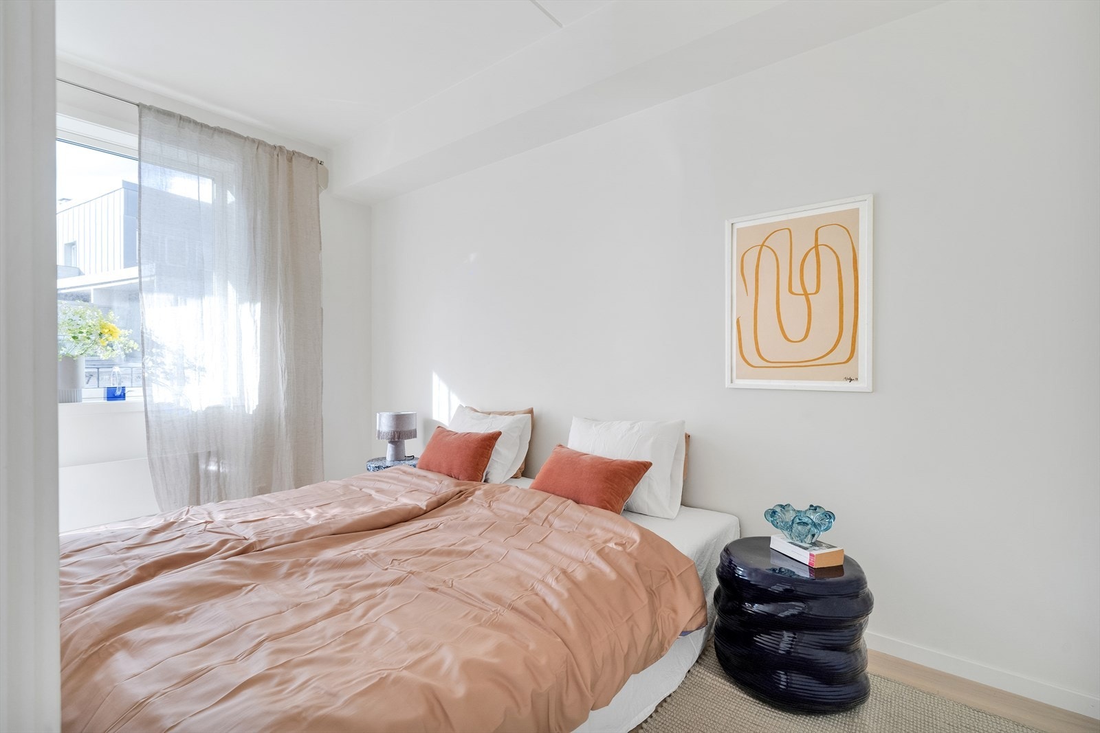 God plass til stor dobbeltseng og avsatt plass til garderobeskap langs den ene veggen Galleribilde