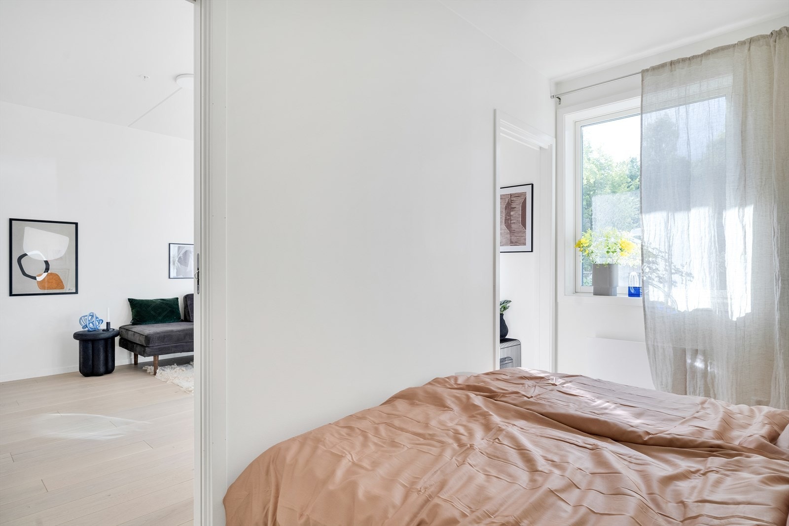 Luftig soverom med "Laila-løsning", som vil si dør inn fra to sider Galleribilde