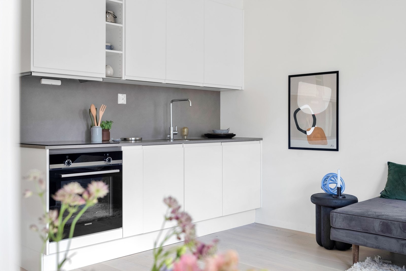 Fullintegrert kjøkken med hvitevarer fra Siemens, herunder nedfelt induksjon platetopp, stekeovn, oppvaskmaskin og kjøleskap Galleribilde