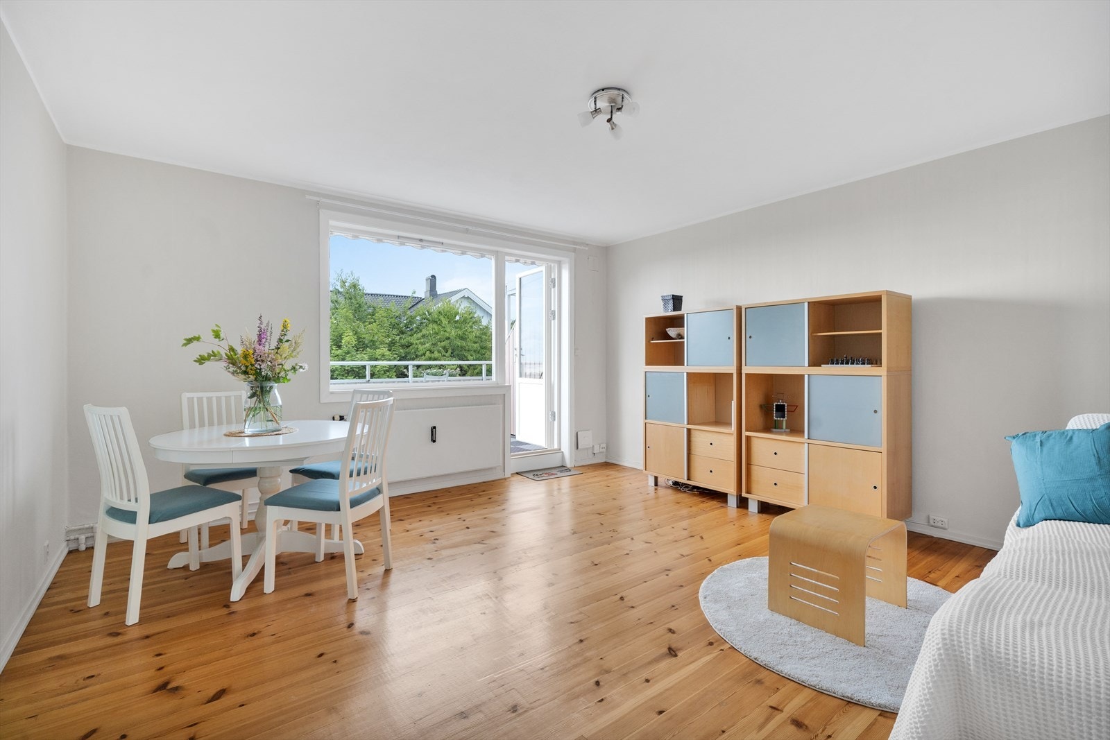 Boligens stue har en fin utforming som gjør den enkel å innrede med både sofagruppe og spisebord Galleribilde