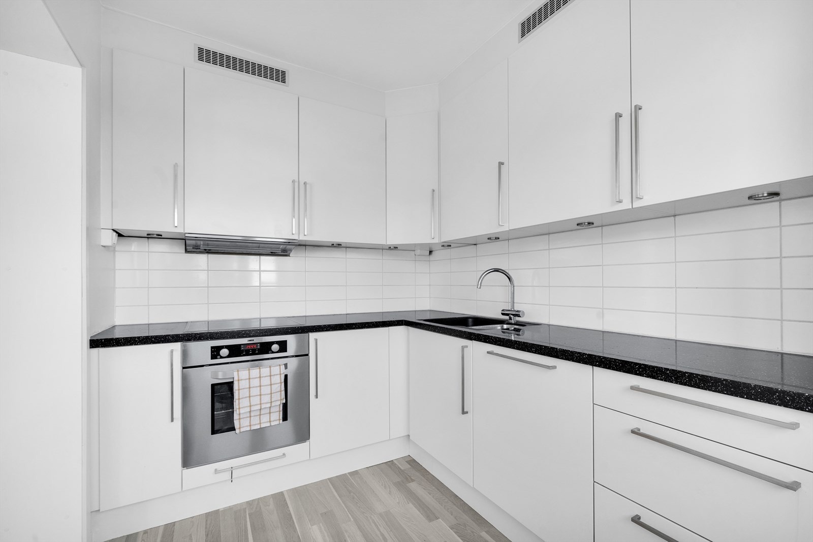 Pent kjøkken med mye lagringsplass i skap/skuffer, samt generøs benkeoverflater Galleribilde