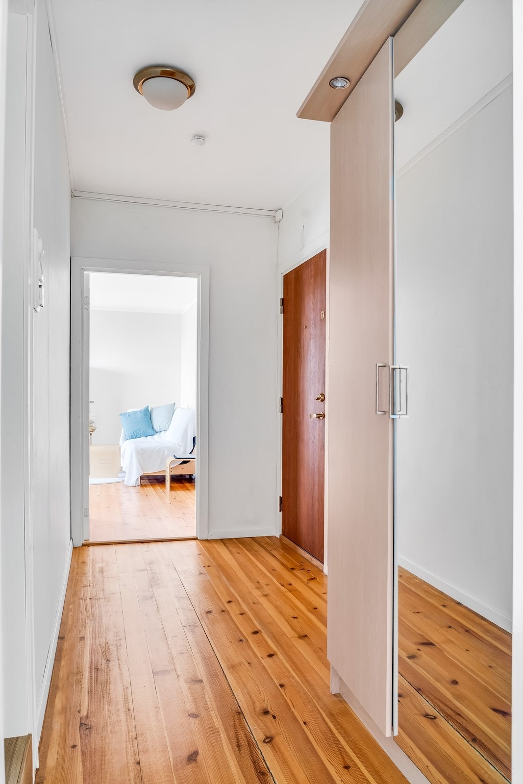 God plass til klær og sko i garderobeskap/skoskap Galleribilde