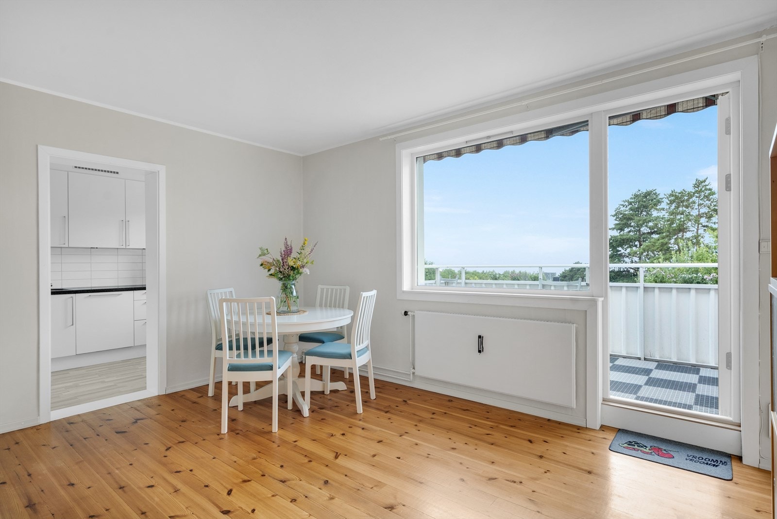 I tillegg er det store vindusflater, samt balkongdør som slipper inn rikelig med lys Galleribilde