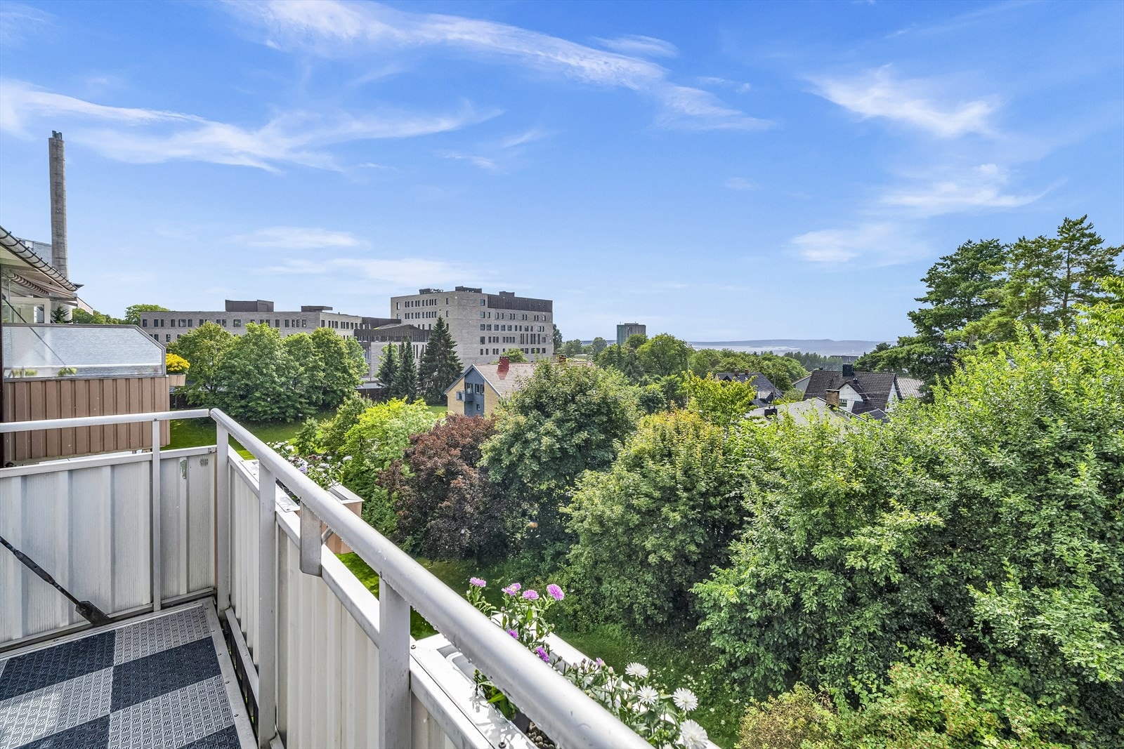 Fra balkongen kan du se helt til Oslofjorden Galleribilde