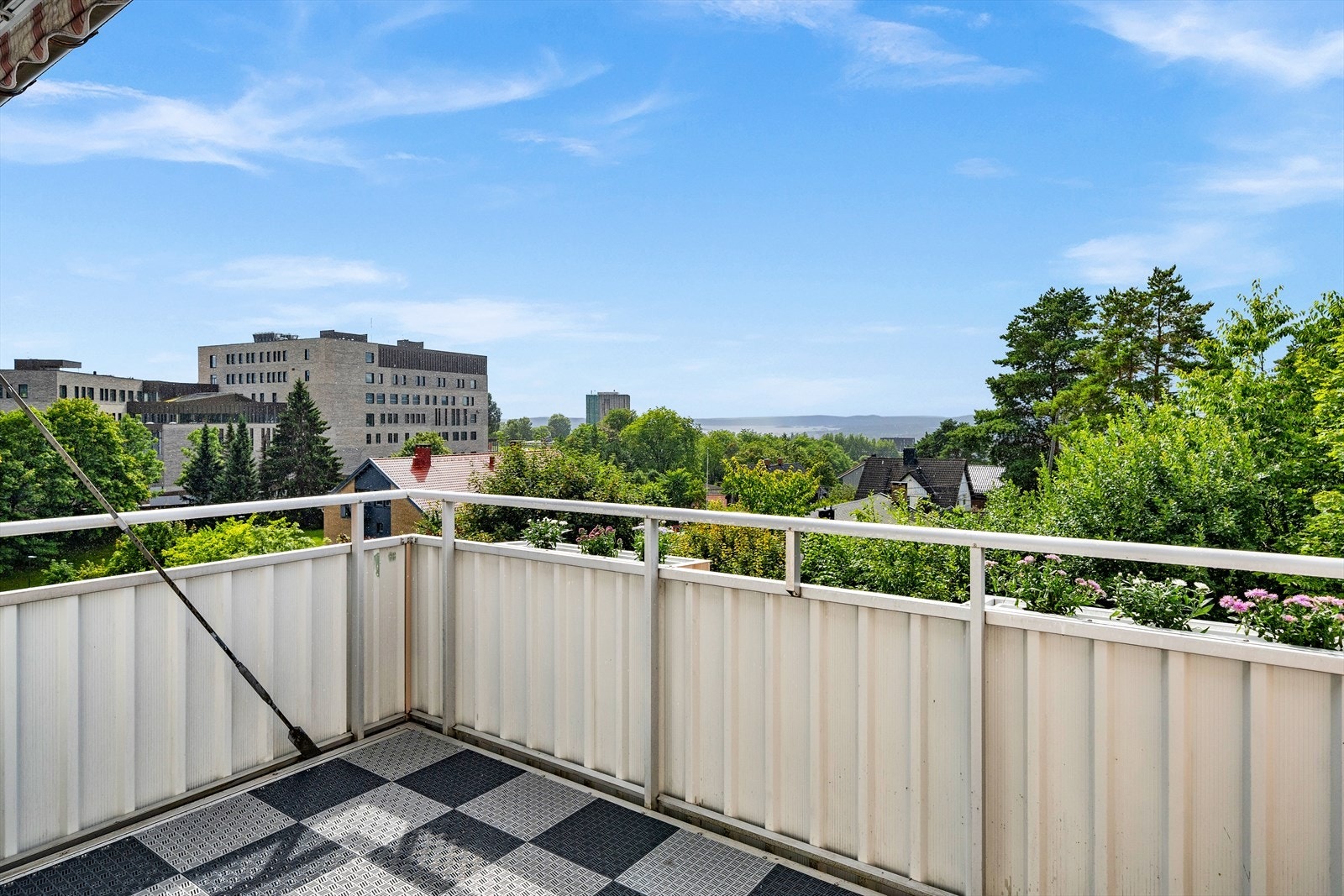 Herlig solrik balkong som vender mot vest slik at her får du bl.a. ettermiddag- og kveldssol Galleribilde