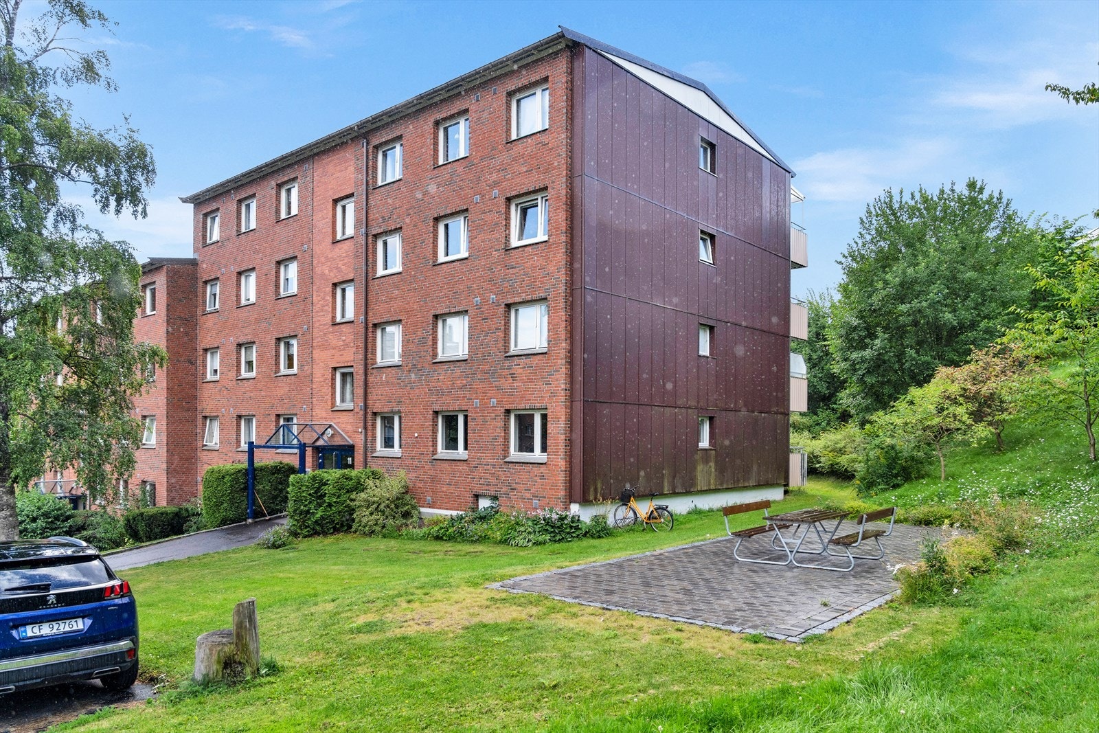 Rundt blokken er det grøntareal og sittegruppe til bruk for beboere Galleribilde