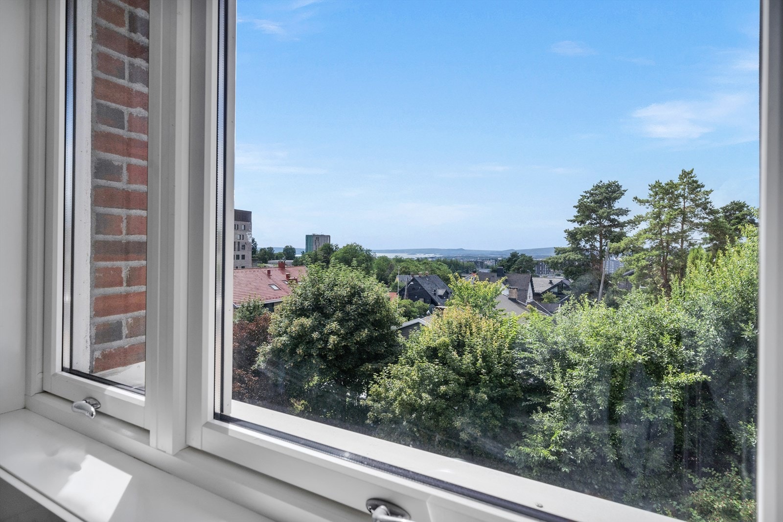 Pent utsyn fra kjøkkenvindu. Her kan det også innredes med et trivelig frokostbord om ønskelig Galleribilde