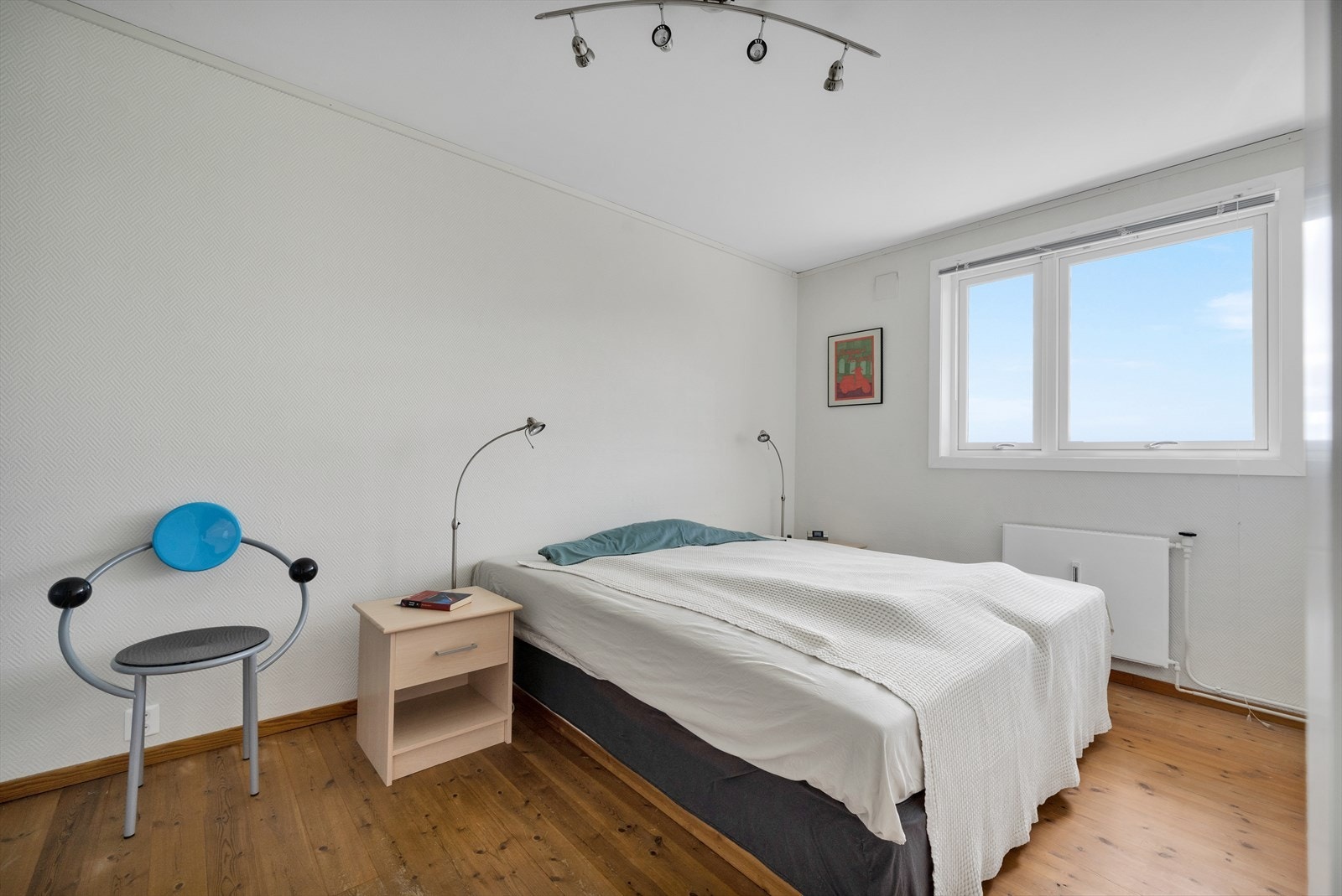 Stort soverom med god plass til dobbeltseng og nattbord på hver side Galleribilde