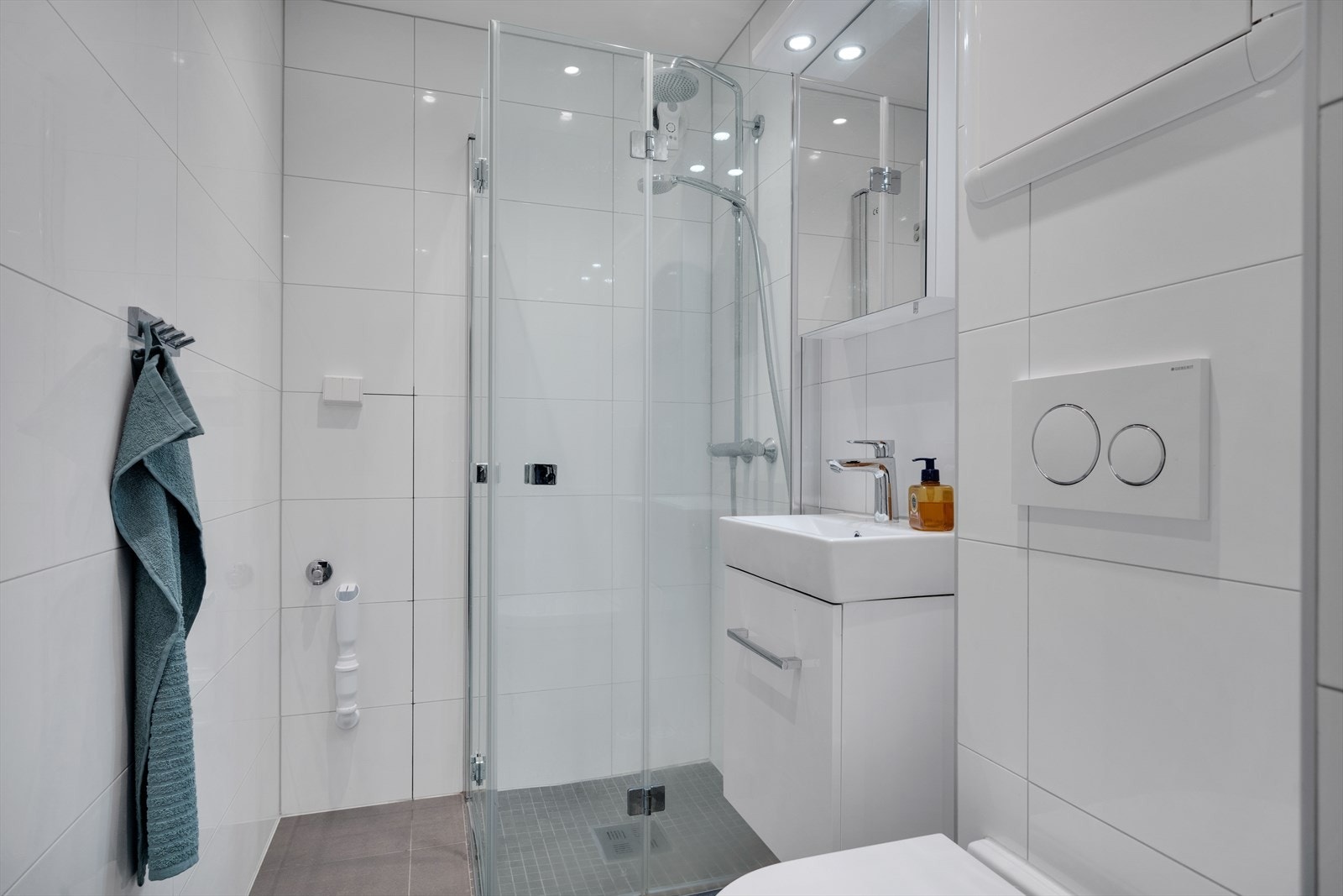 Badet har en stilren innredning og alt du trenger, inkl. opplegg for vaskemaskin (smal modell) Galleribilde