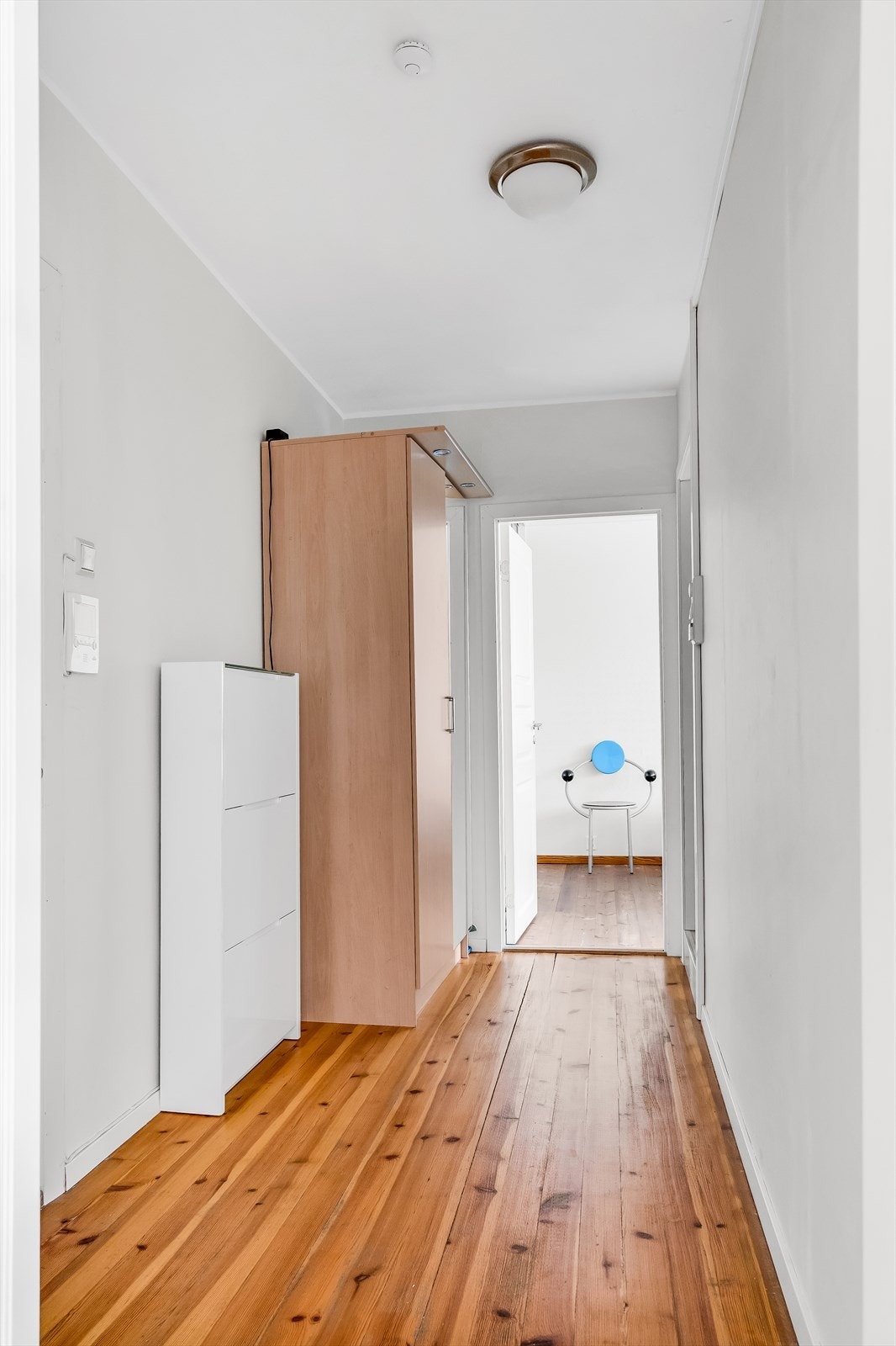 En romslig og lys entré ønsker deg velkommen inn til leiligheten Galleribilde