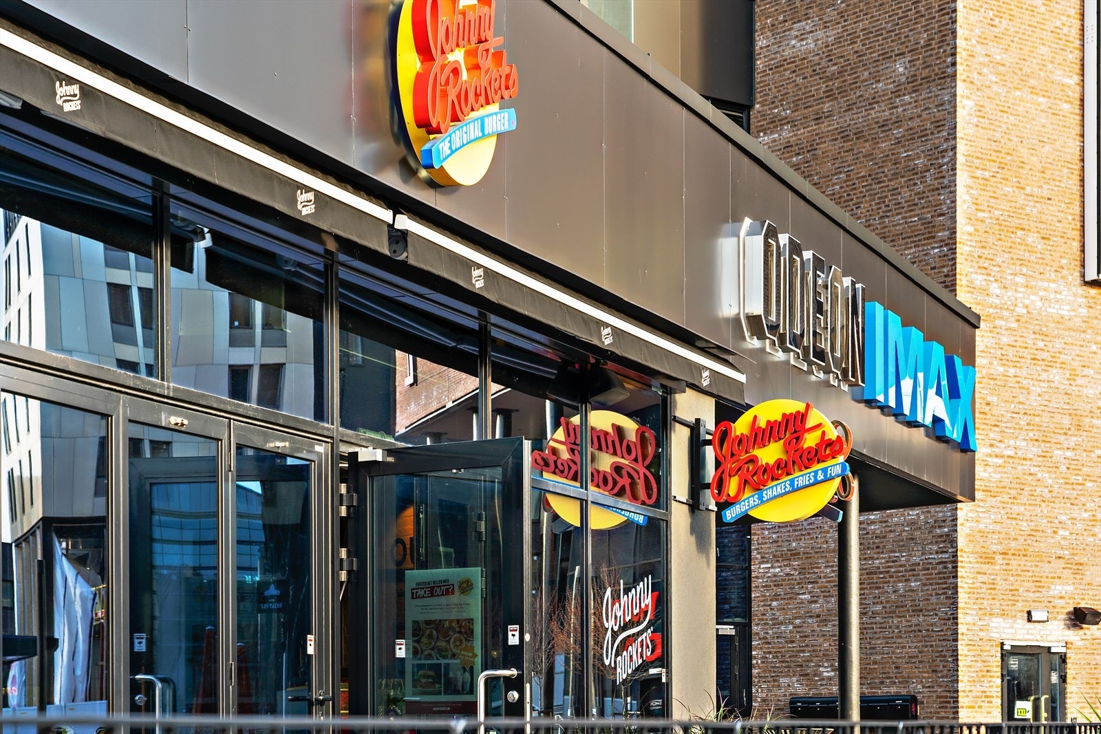 Det er også kort vei til kino og flere restauranter Galleribilde