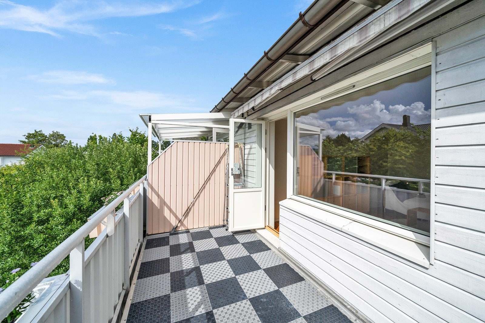 Fra stuen er det utgang til en usjenert og solrik balkong på ca. 8 kvm Galleribilde