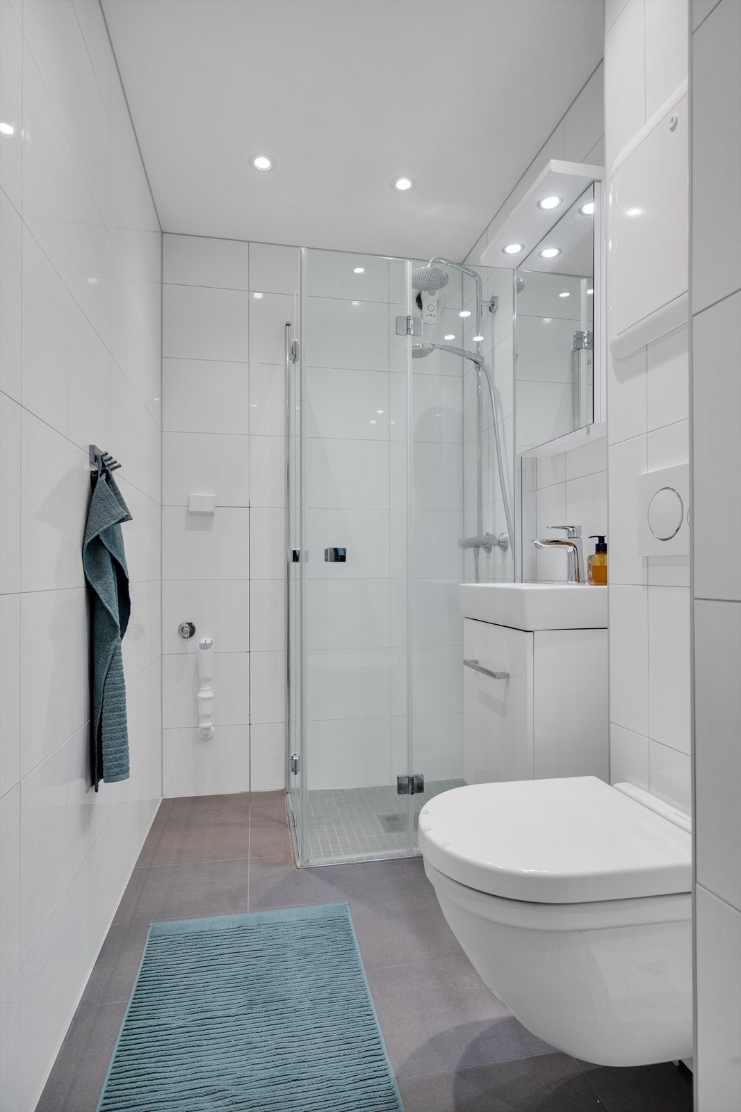 Flislagt bad fra 2018 med varmekabel i gulv og downlights i himling Galleribilde