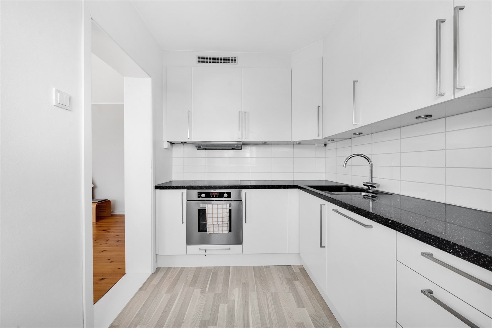 Gulv belagt med slitesterkt laminat Galleribilde