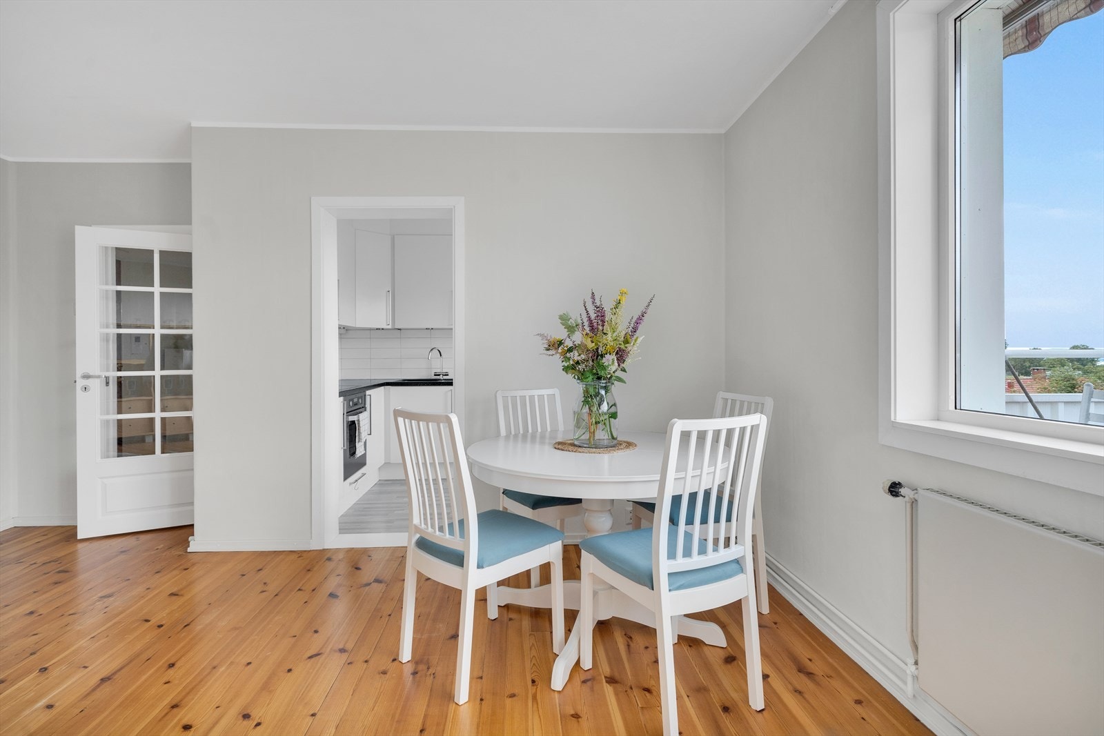 Veggene i stuen er nylig malt i en nøytral farge og gulv av tre Galleribilde