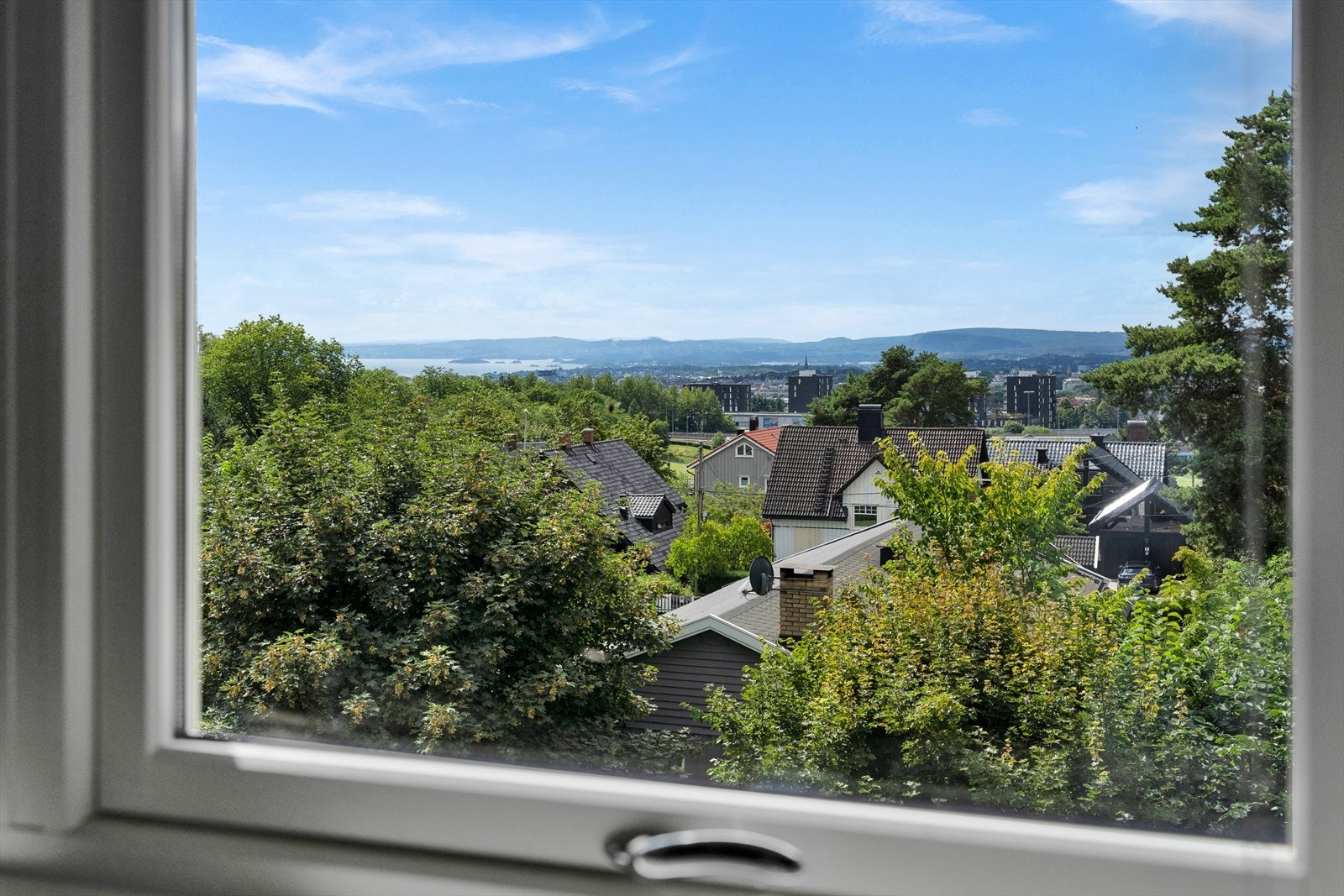 Trivelig utsyn fra stuevindu Galleribilde