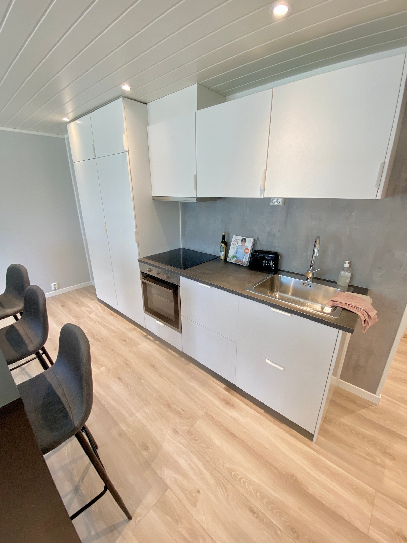 Kjøkken med store fryseskap og kjøleskap. Deles med kun 4 andre. Galleribilde