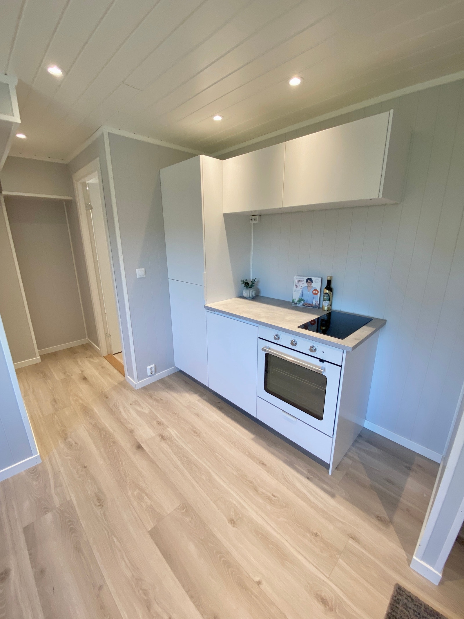 Kjøkken med stekeovn, koketopp og kjøleskap Galleribilde