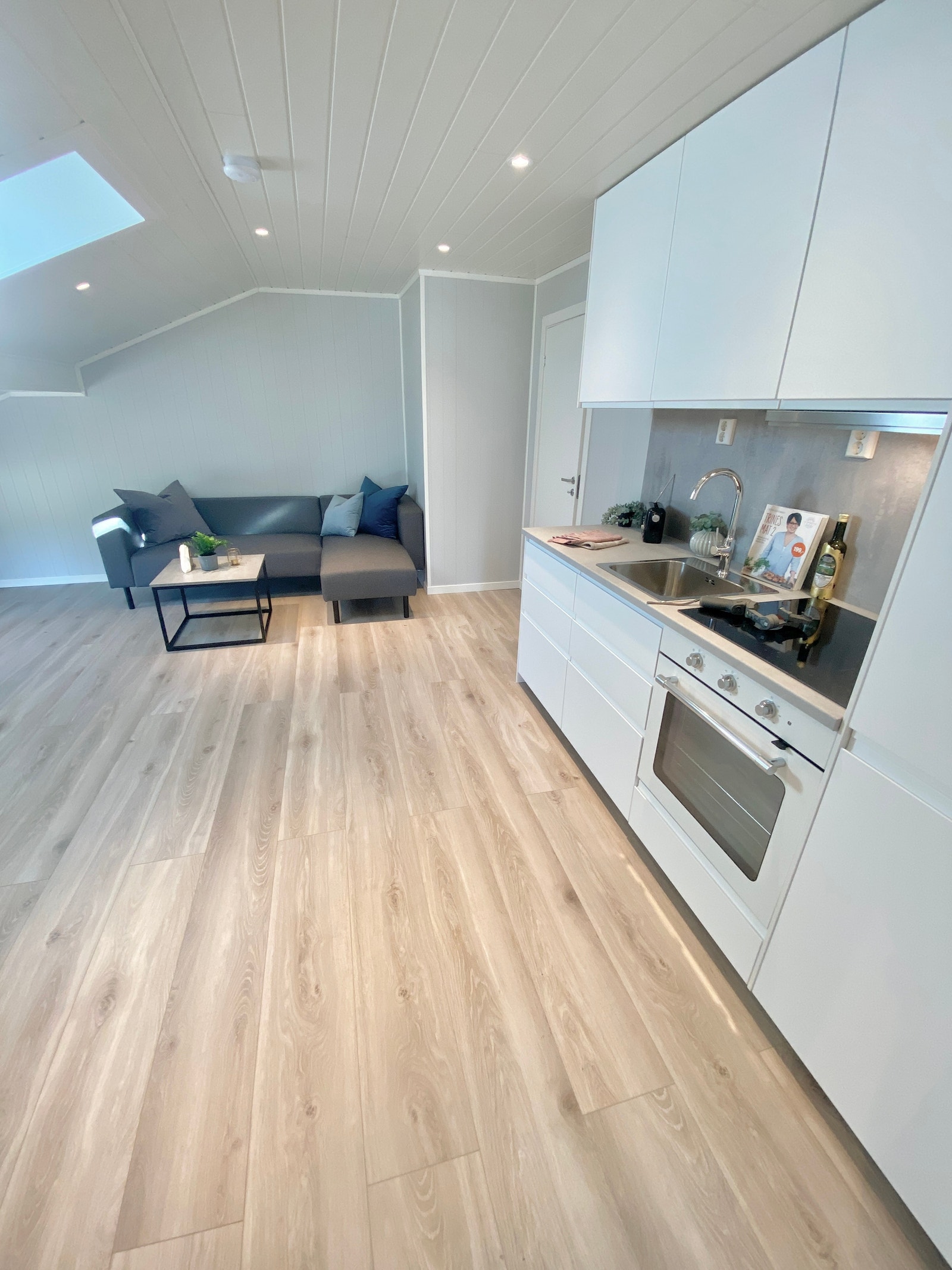 Kjøkken med alle hvitevarer Galleribilde