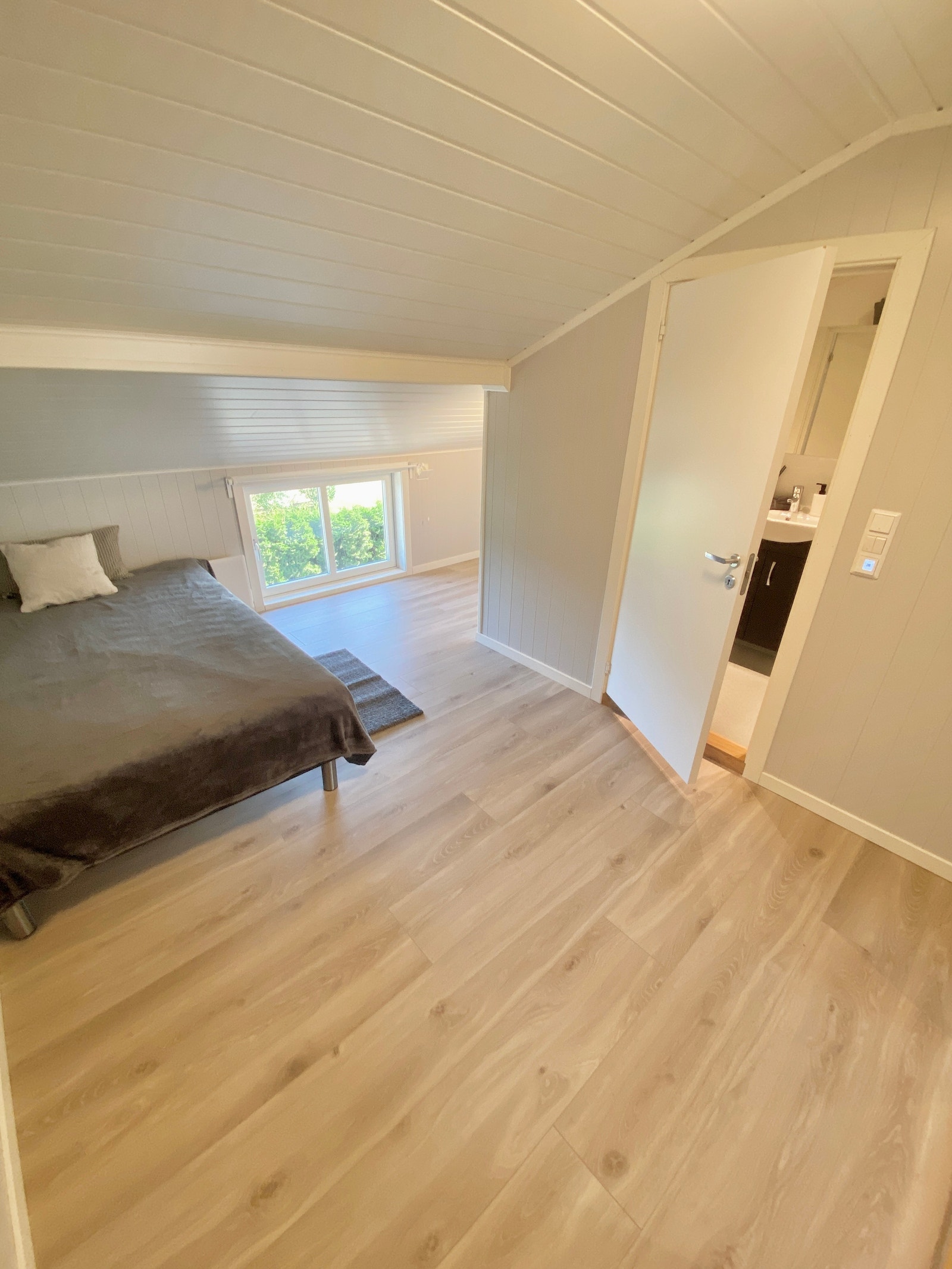 Soverom med bad Galleribilde