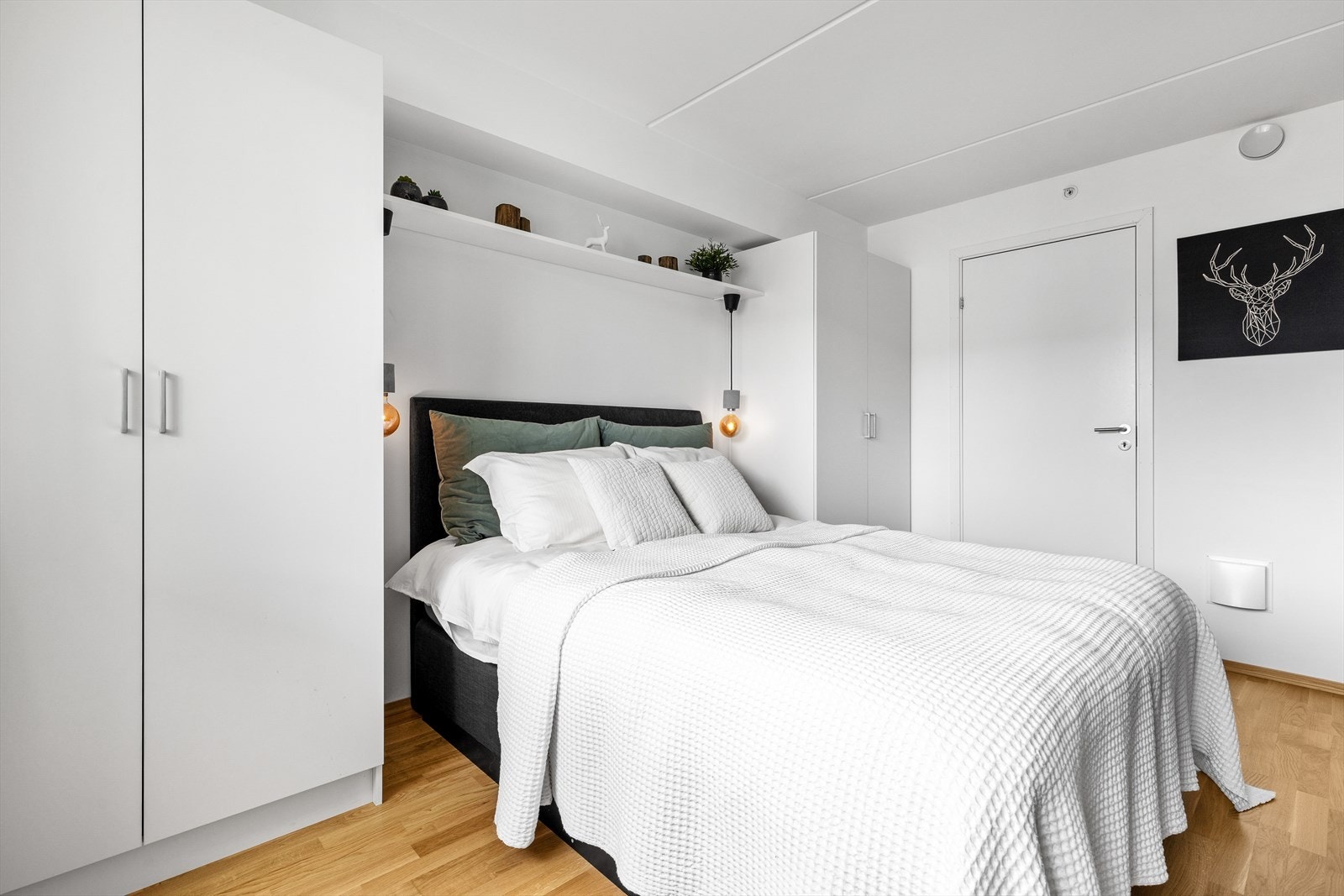 Soverommet har også to doble garderobeskap og inngang til boden Galleribilde