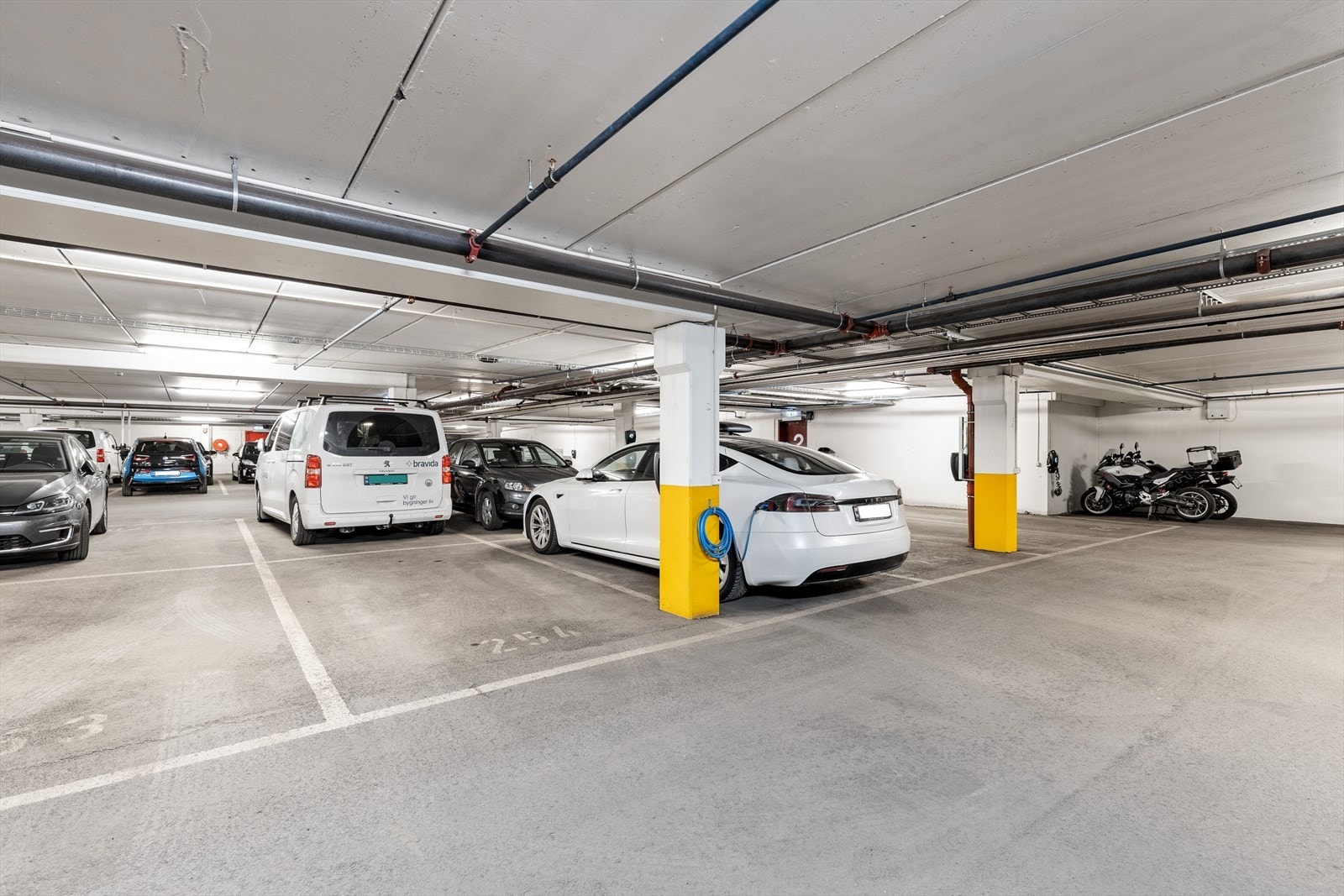 Garasje med el-billader Galleribilde