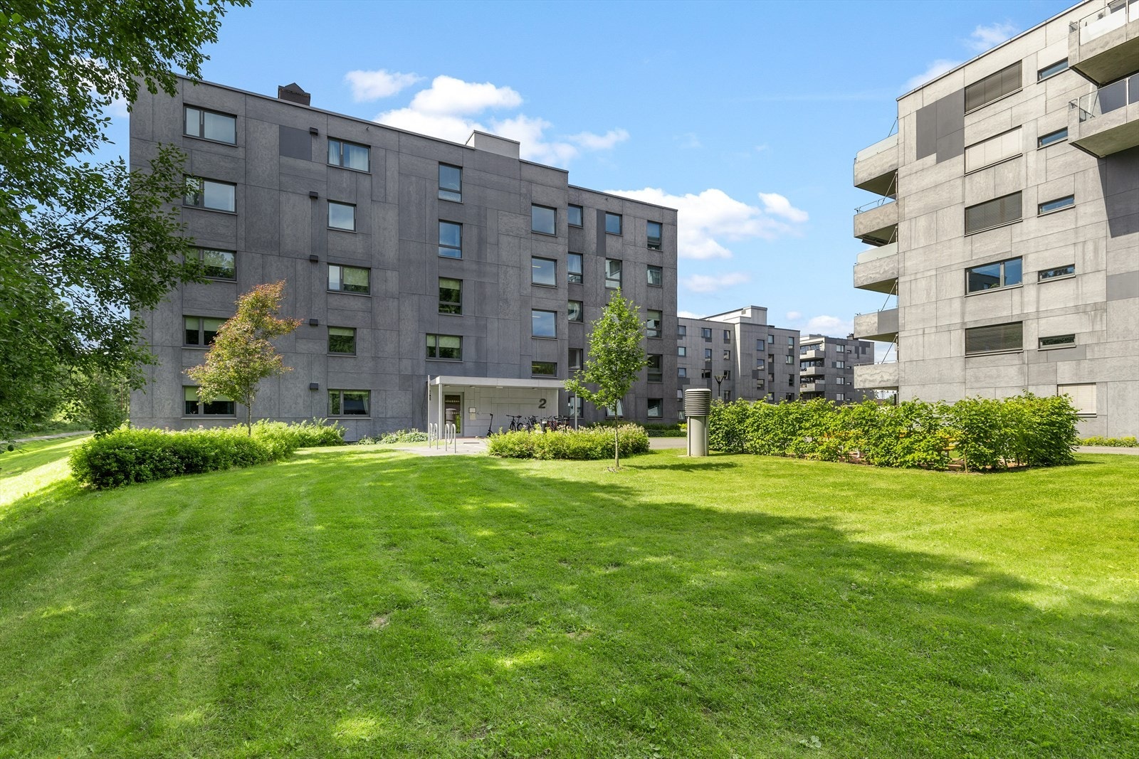 Flott og grønt opparbeidet uteområde Galleribilde