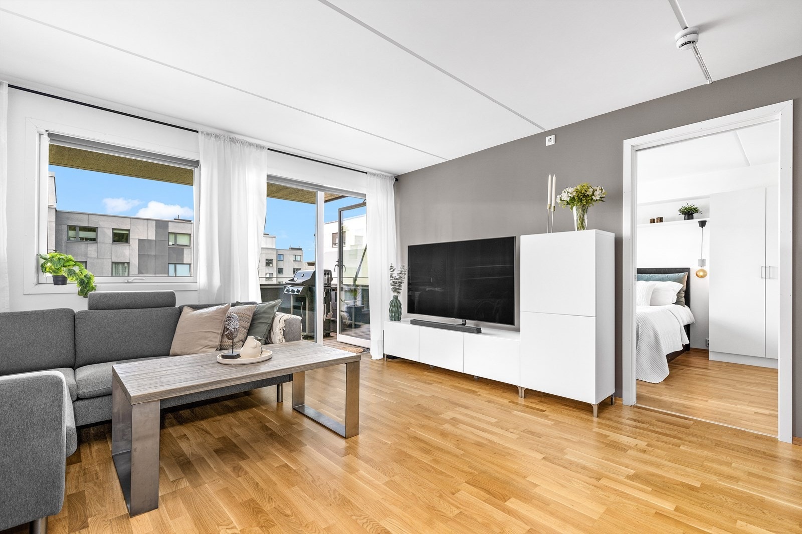 Stuen har god plass til sofa og tv-møbler. Det er også utgang til balkong Galleribilde