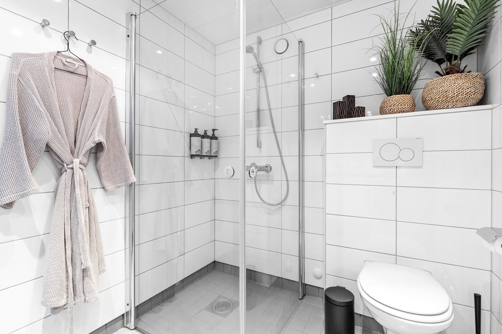 Lyst bad med vegghengt wc og dusjsone Galleribilde