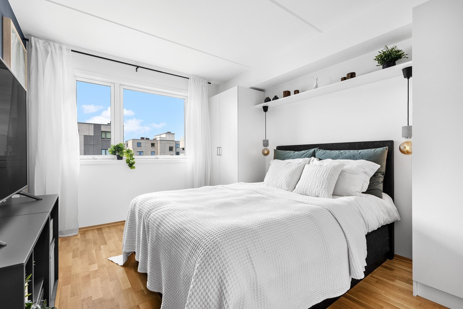 Soverom med god plass til dobbeltseng og vindusflater som slipper inn rikelig med sollys Galleribilde