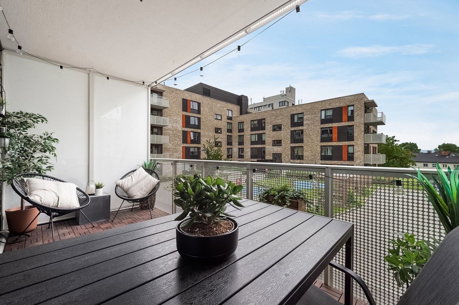 Balkongen blir en forlengelse av stuen i sommerhalvåret. Galleribilde